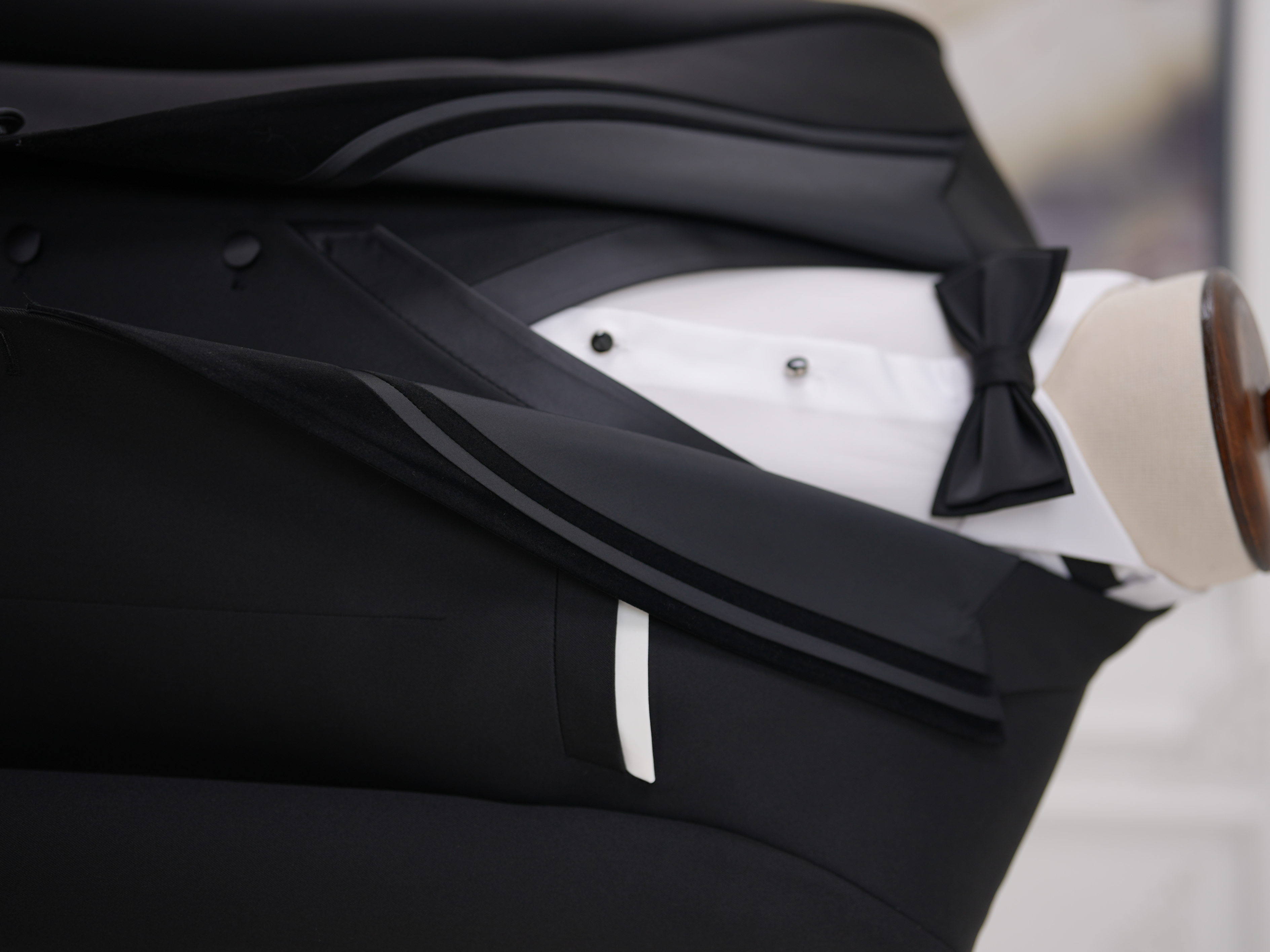 Abito da sposo/smoking in stile italiano, slim fit, con giacca, gilet e pantaloni con revers a punta - Nero