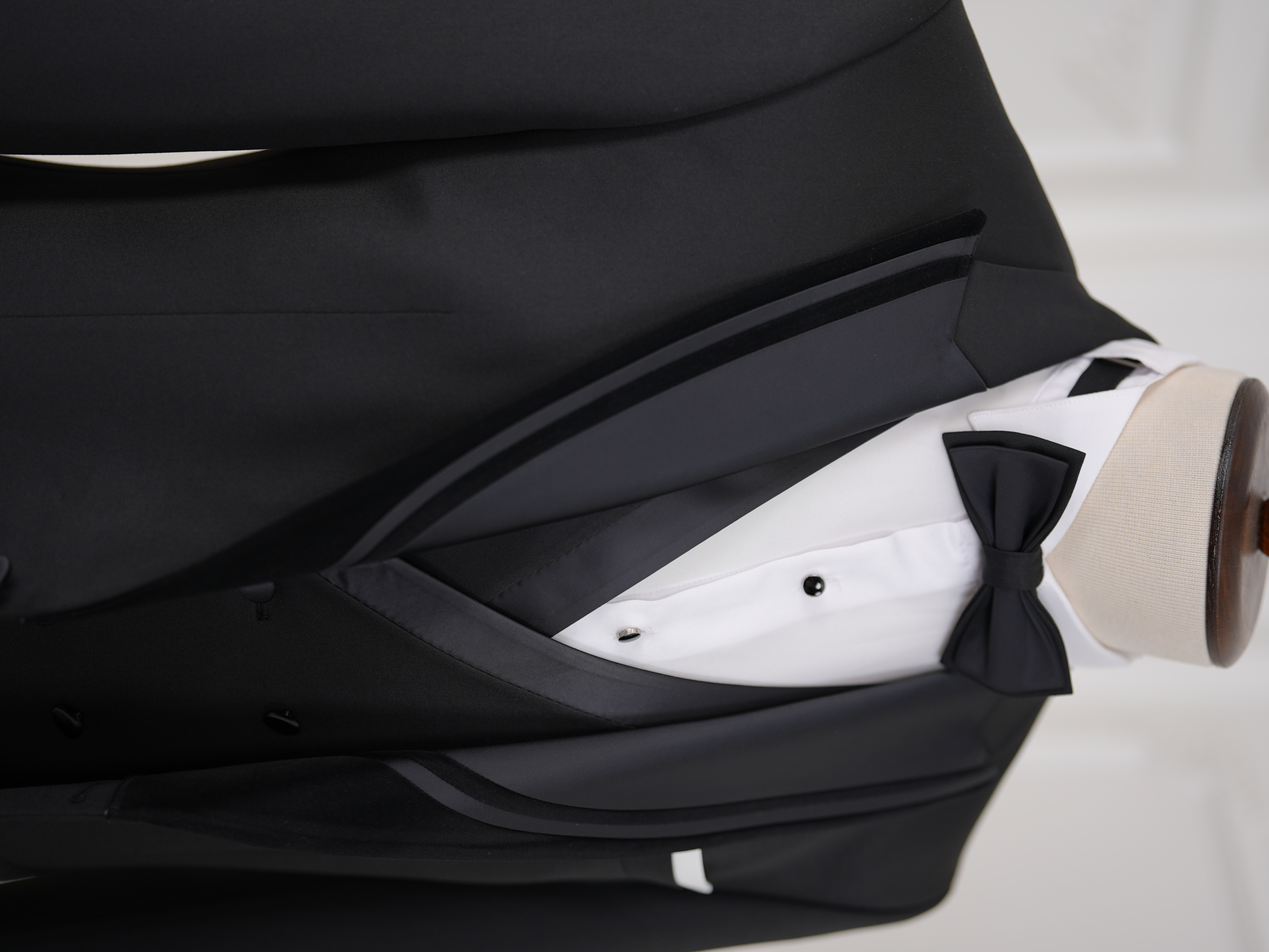 Abito da sposo/smoking in stile italiano, slim fit, con giacca, gilet e pantaloni con revers a punta - Nero