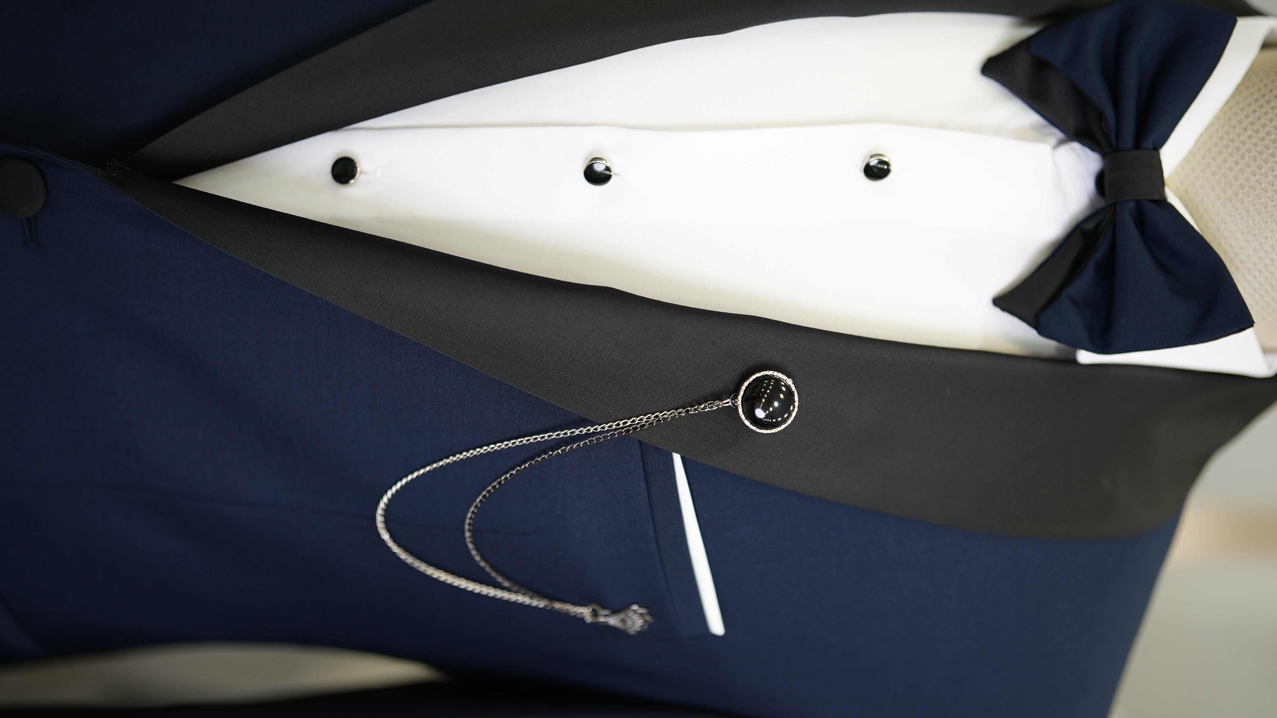 Abito da smoking da sposo in stile italiano, giacca, pantaloni, farfallino - Blu navy