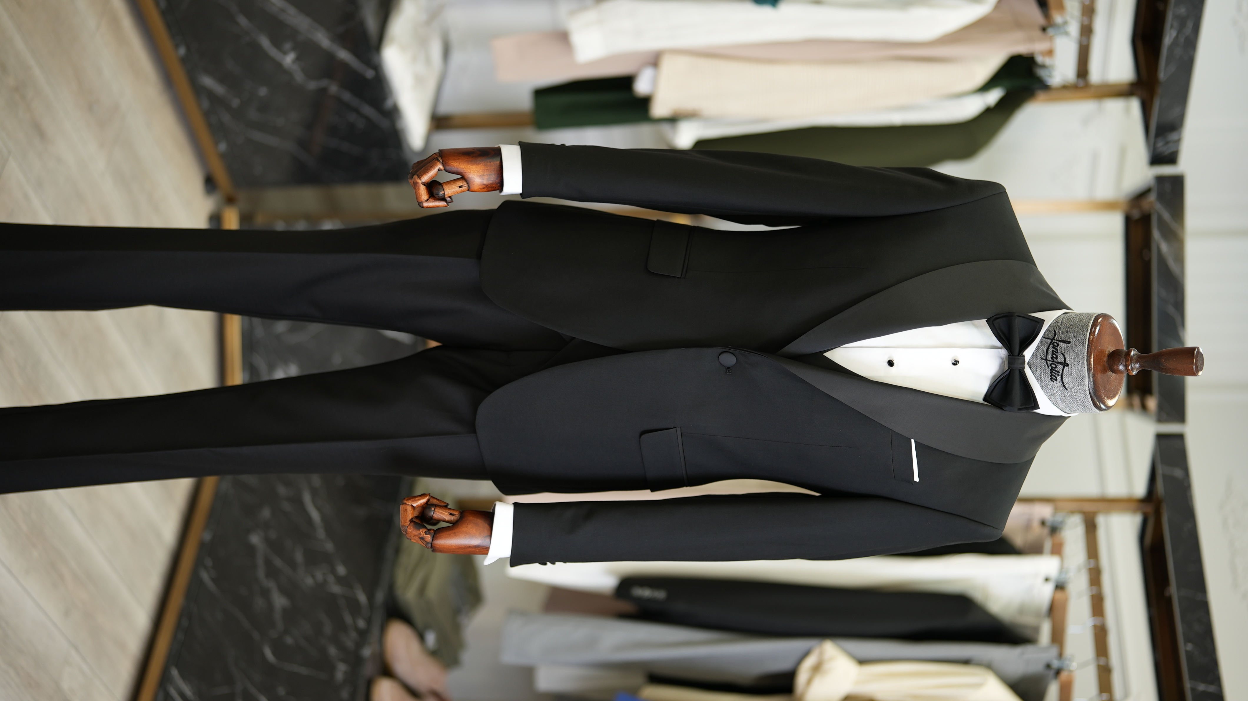 Abito da smoking stile italiano, giacca, gilet, pantaloni, papillon - Nero