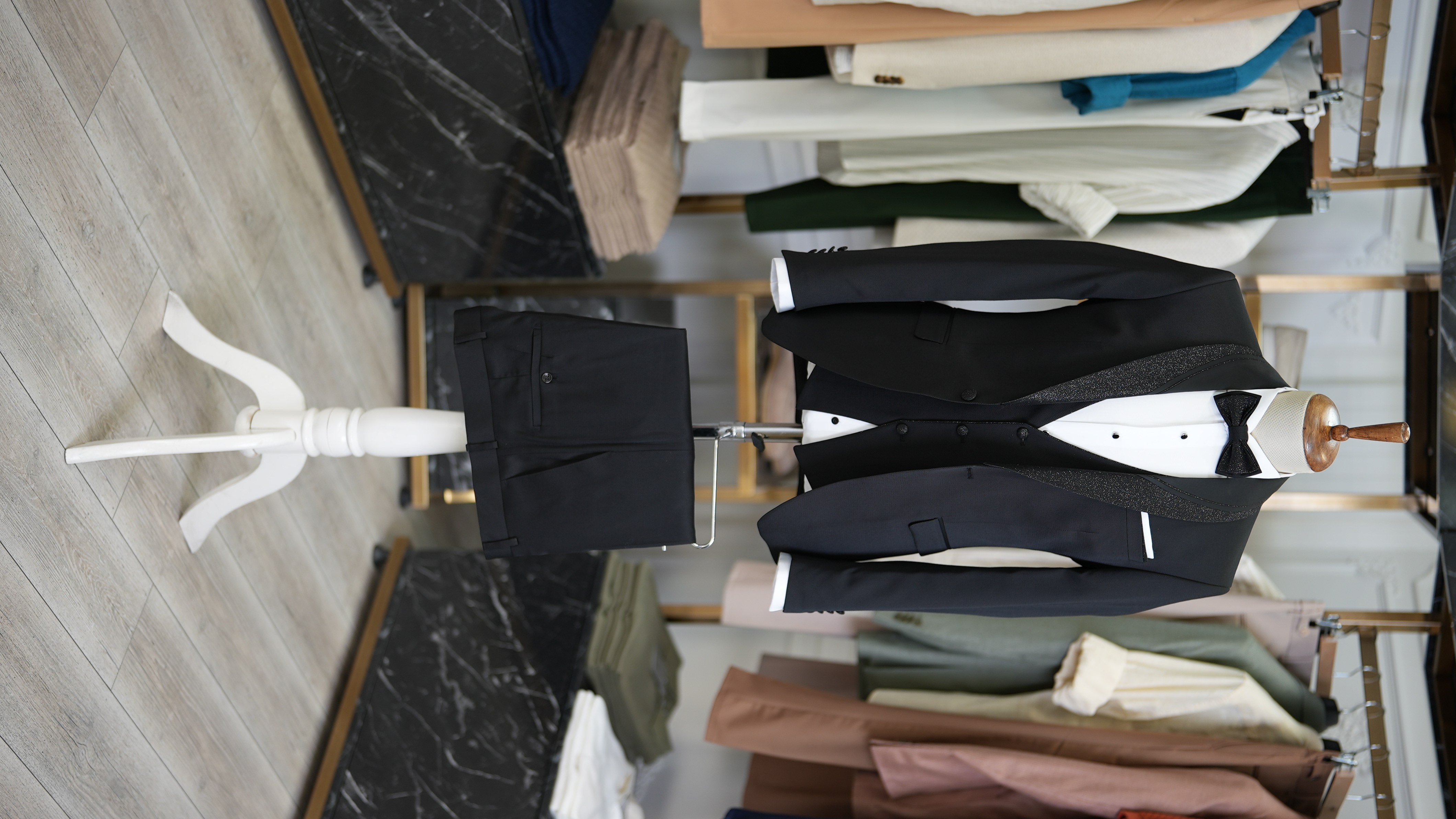 Abito da smoking stile italiano, giacca, gilet, pantaloni, papillon - Nero