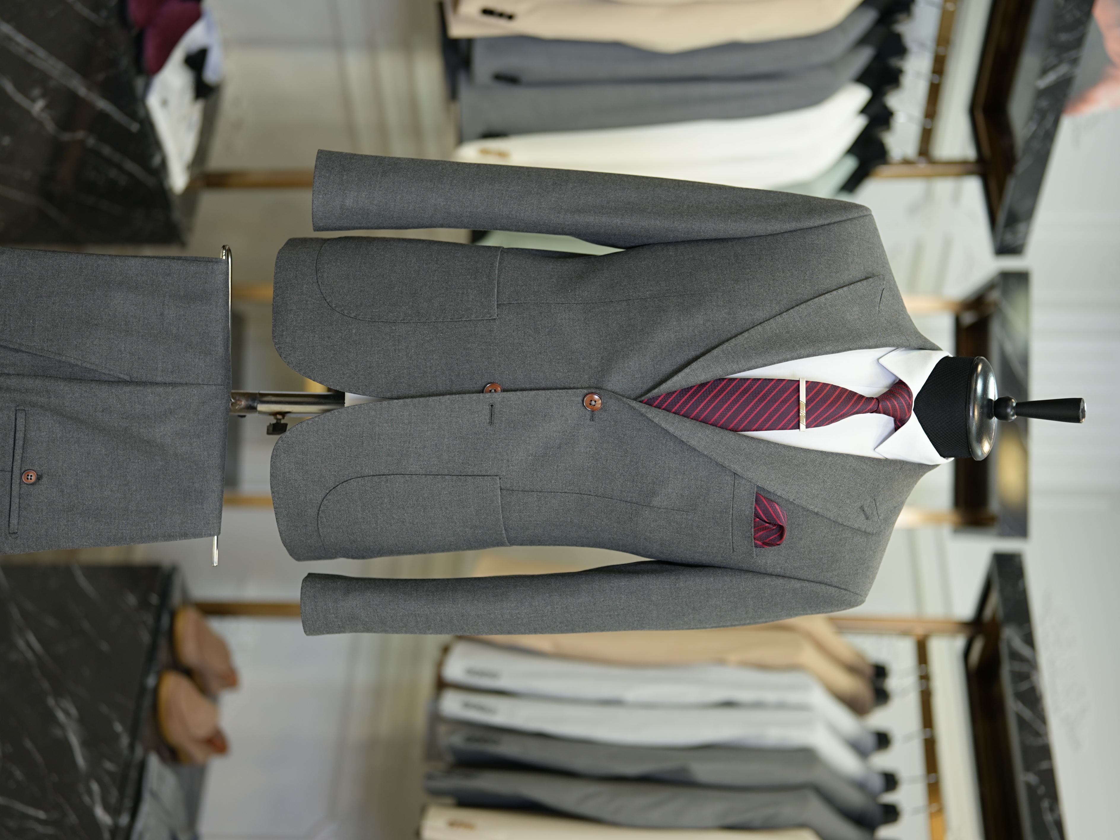 Abito da uomo slim fit in stile italiano slim fit con colletto a rondine di lusso semifoderato con tasche a borsa - Fumè