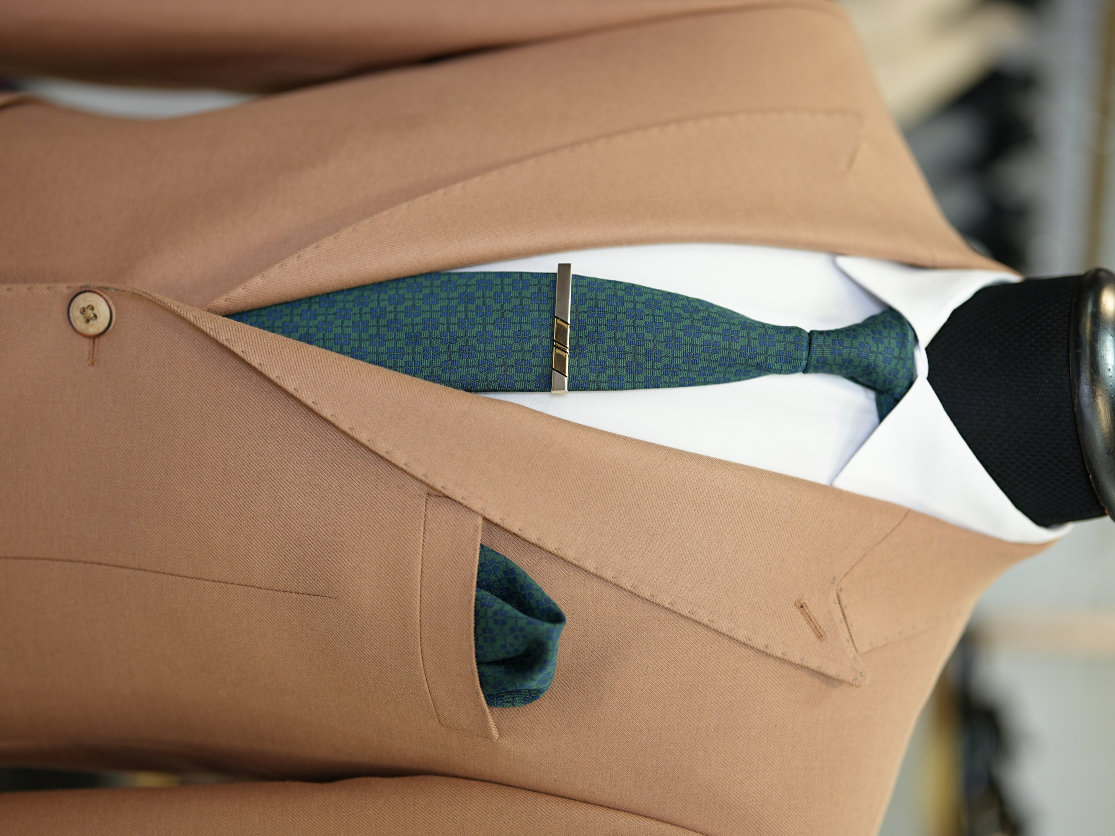 Abito da uomo slim fit in stile italiano slim fit con colletto a rondine di lusso, semifoderato, con tasche a marsupio - marrone chiaro