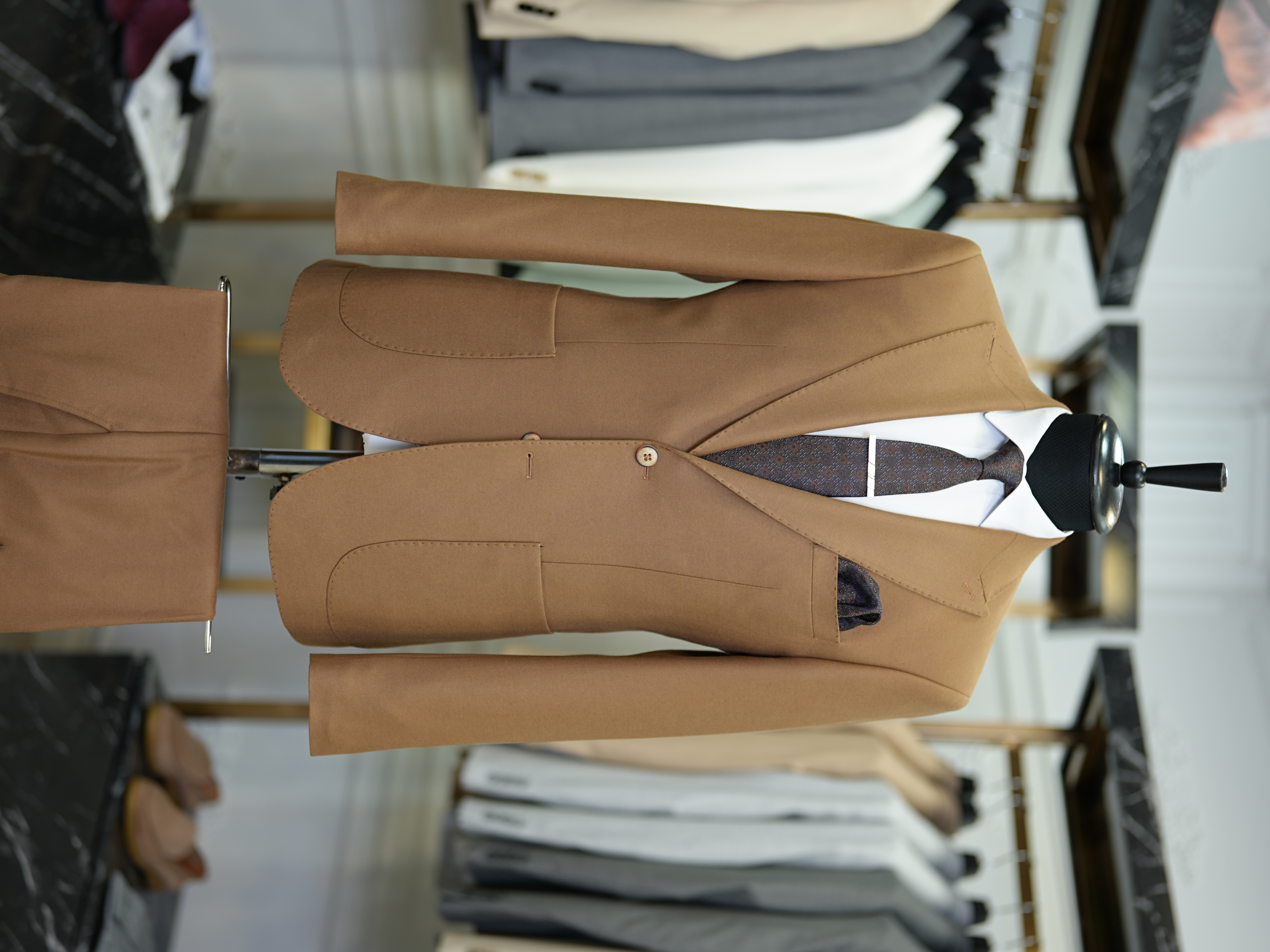 Abito da uomo slim fit in stile italiano slim fit con colletto a rondine di lusso, semifoderato, con tasche a marsupio - Cammello