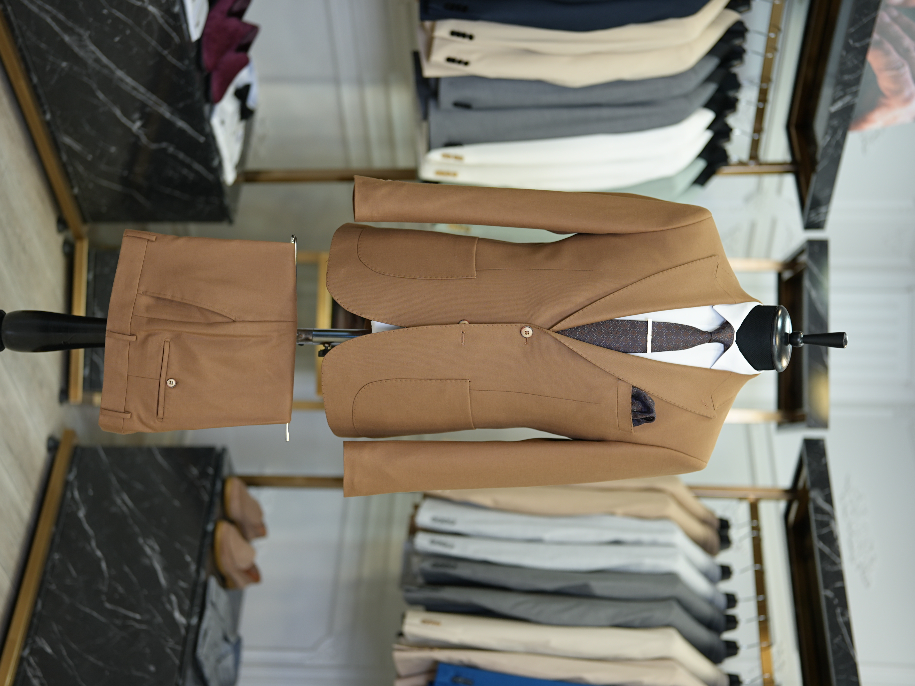Abito da uomo slim fit in stile italiano slim fit con colletto a rondine di lusso, semifoderato, con tasche a marsupio - Cammello