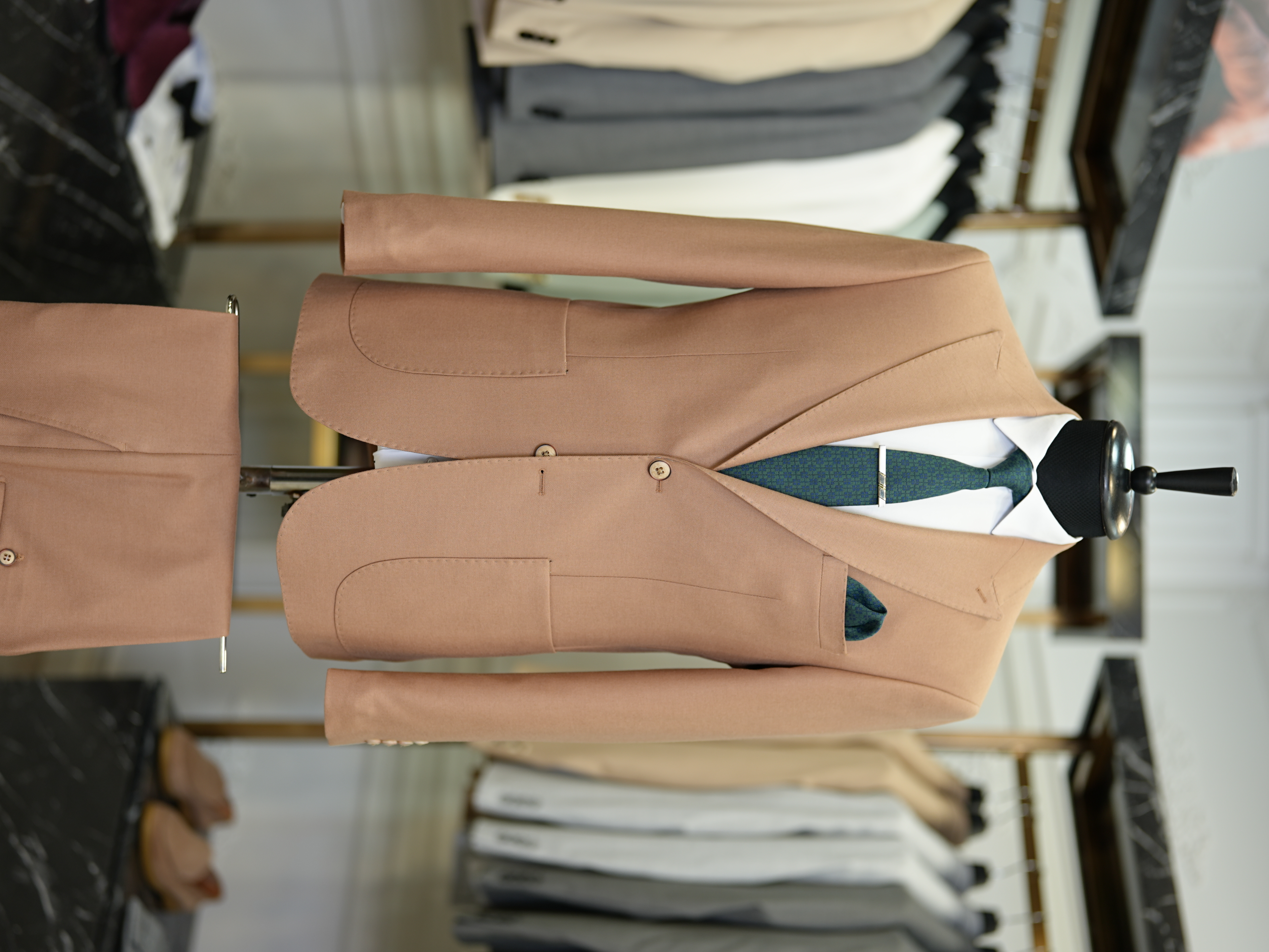 Abito da uomo slim fit in stile italiano slim fit con colletto a rondine di lusso, semifoderato, con tasche a marsupio - marrone chiaro