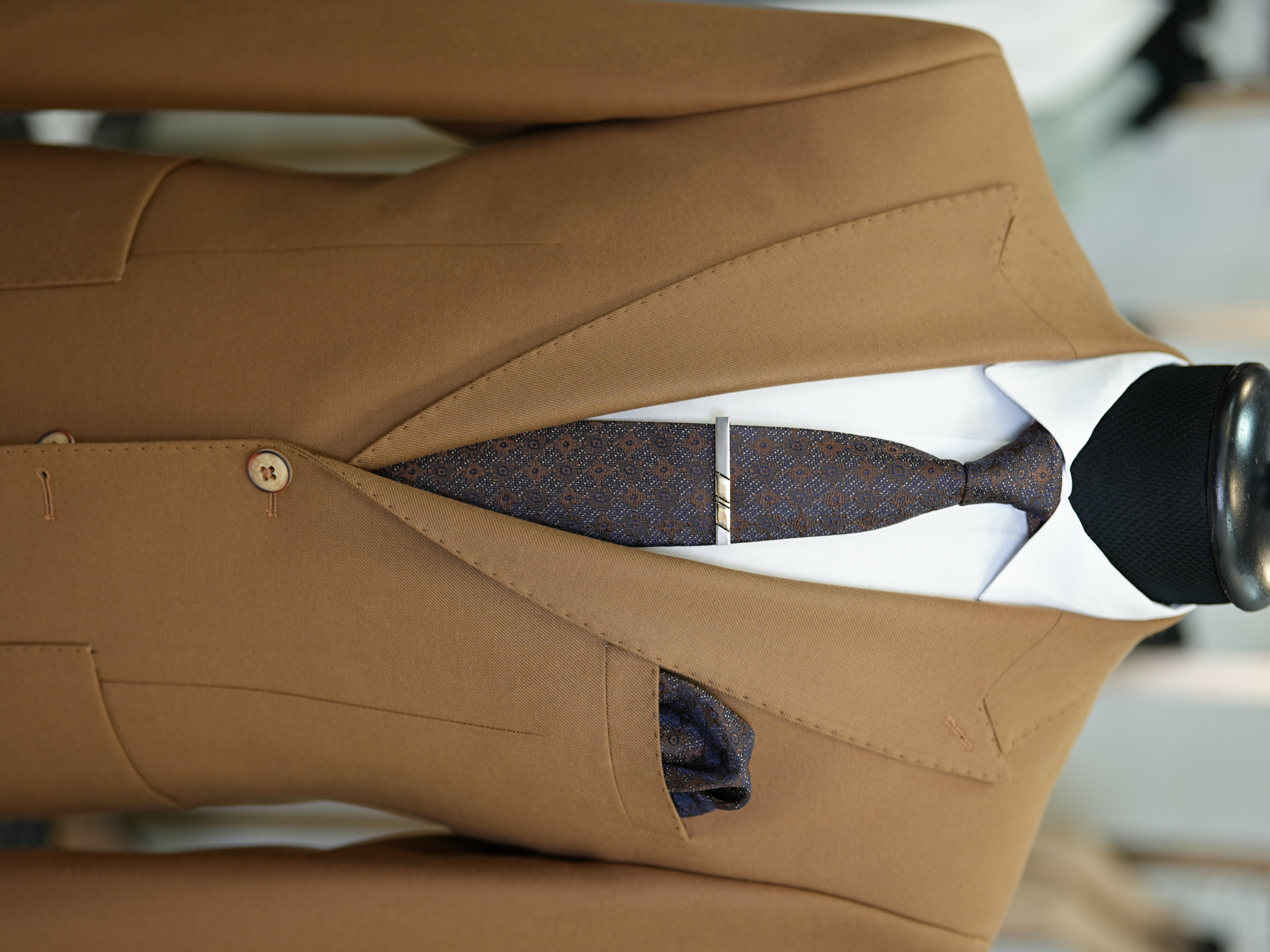 Abito da uomo slim fit in stile italiano slim fit con colletto a rondine di lusso, semifoderato, con tasche a marsupio - Cammello