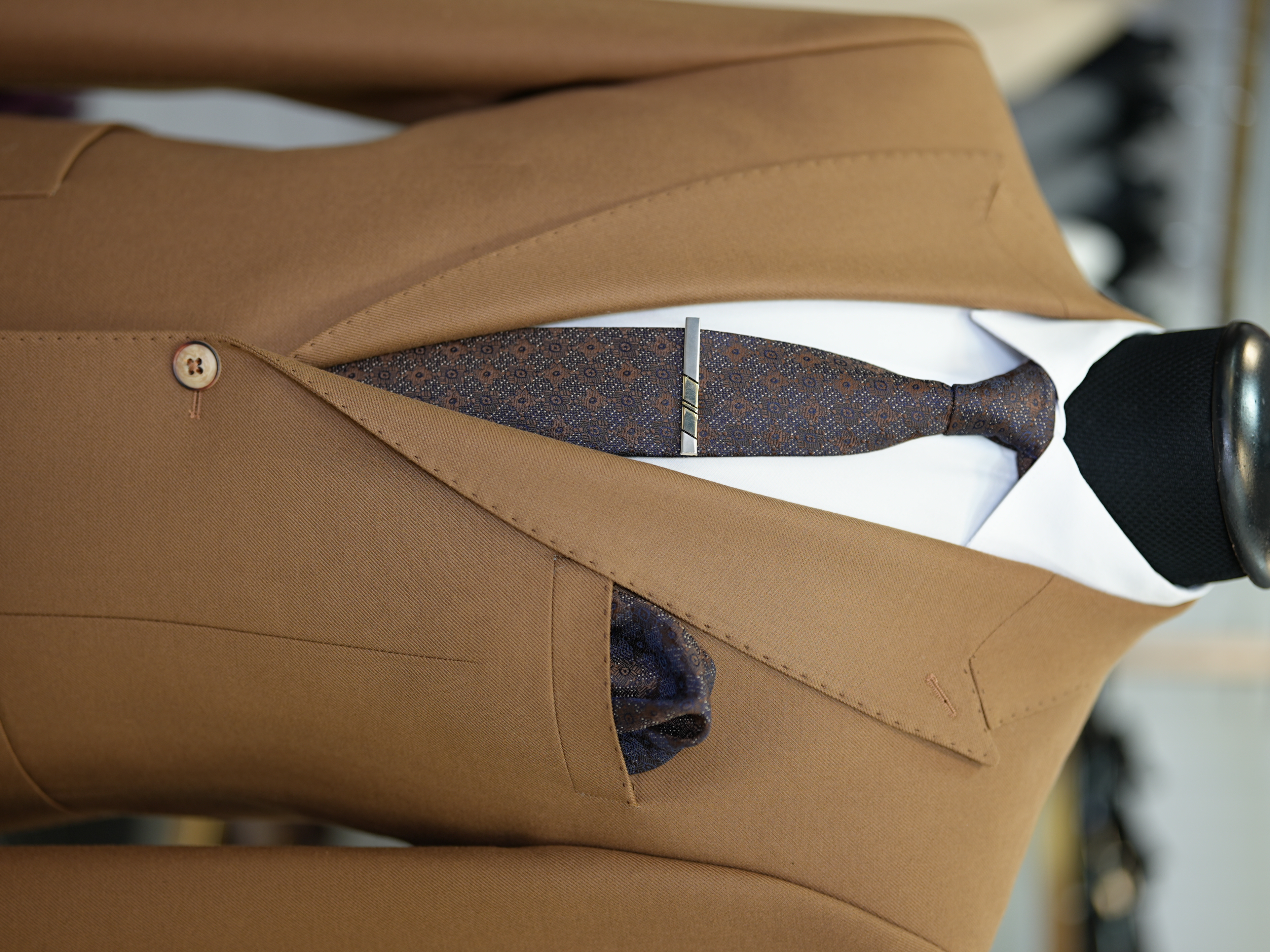 Abito da uomo slim fit in stile italiano slim fit con colletto a rondine di lusso, semifoderato, con tasche a marsupio - Cammello