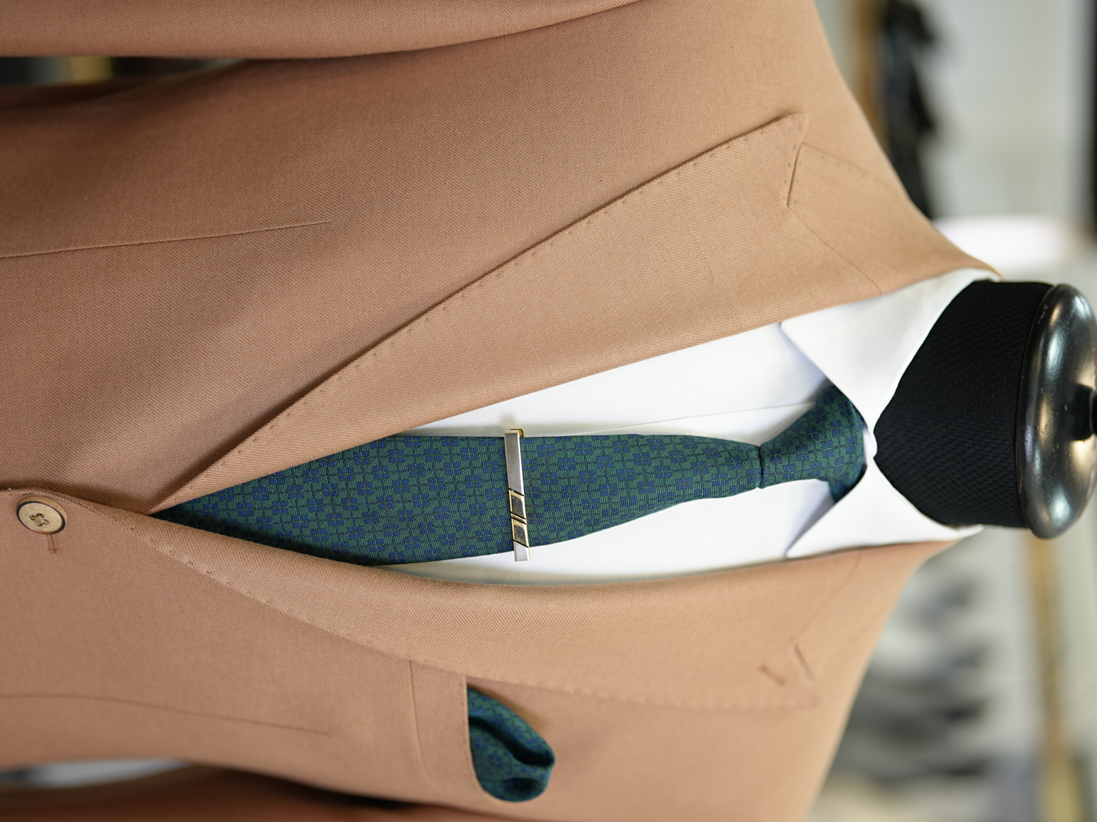 Abito da uomo slim fit in stile italiano slim fit con colletto a rondine di lusso, semifoderato, con tasche a marsupio - marrone chiaro