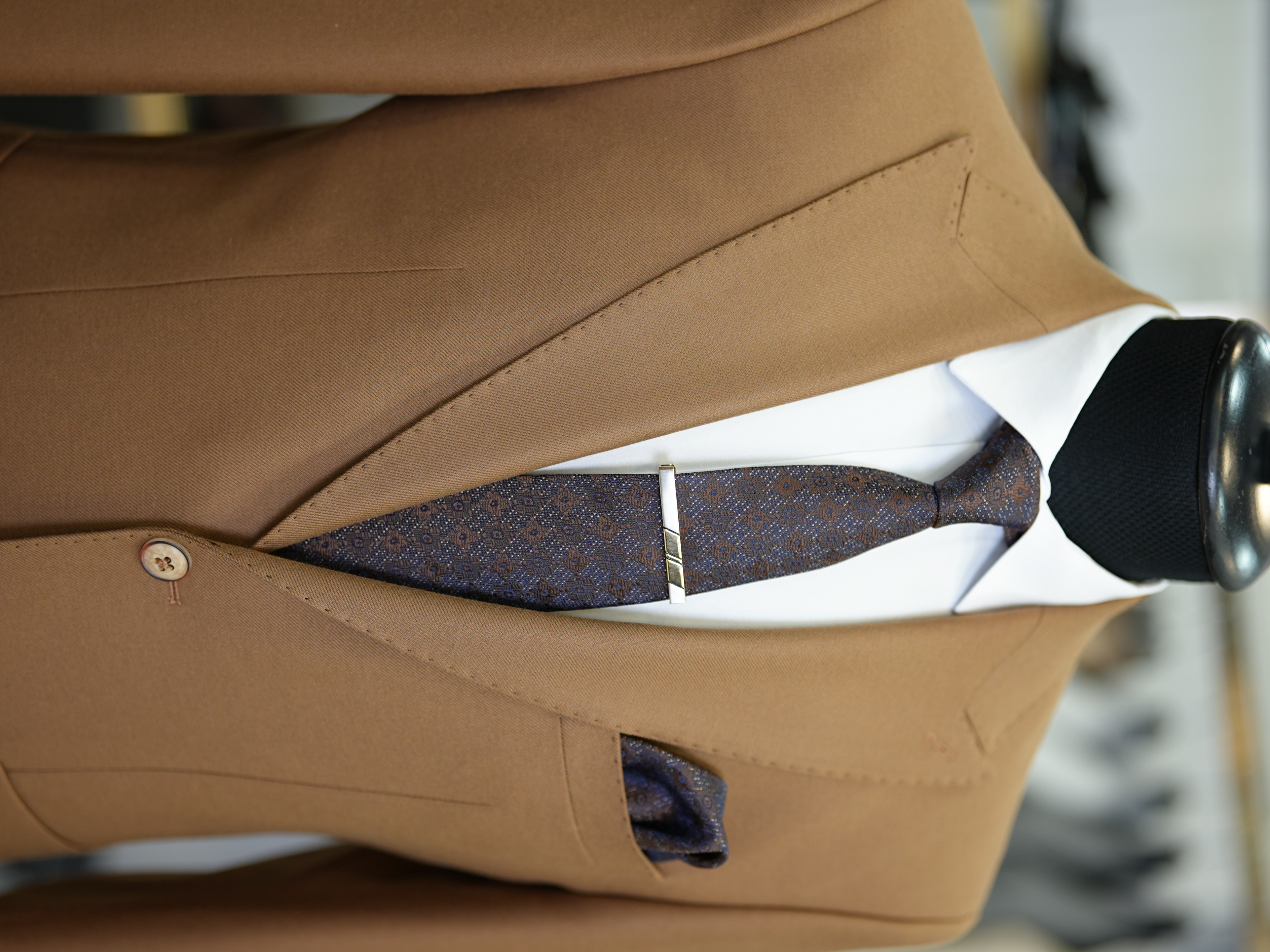 Abito da uomo slim fit in stile italiano slim fit con colletto a rondine di lusso, semifoderato, con tasche a marsupio - Cammello