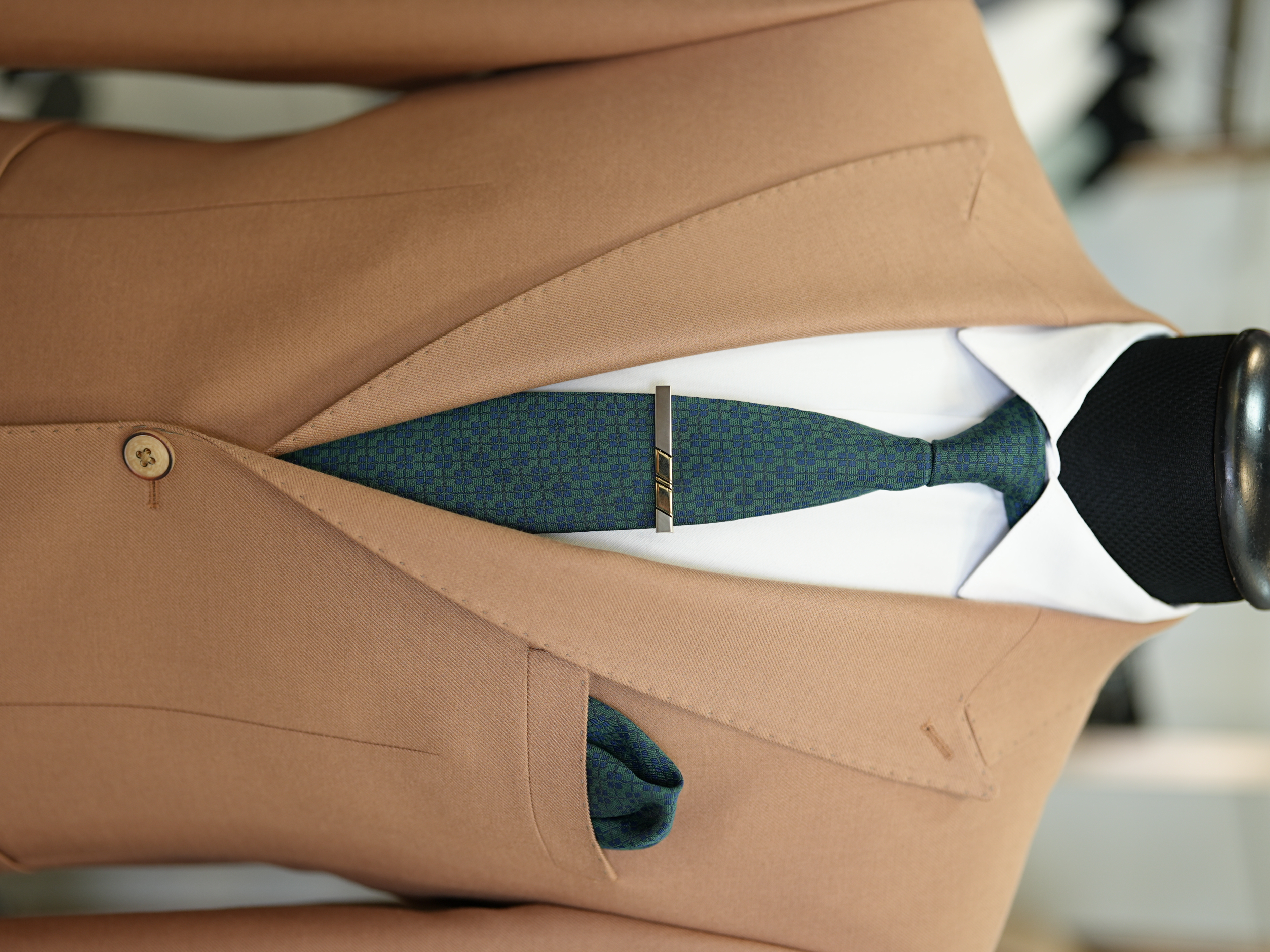 Abito da uomo slim fit in stile italiano slim fit con colletto a rondine di lusso, semifoderato, con tasche a marsupio - marrone chiaro