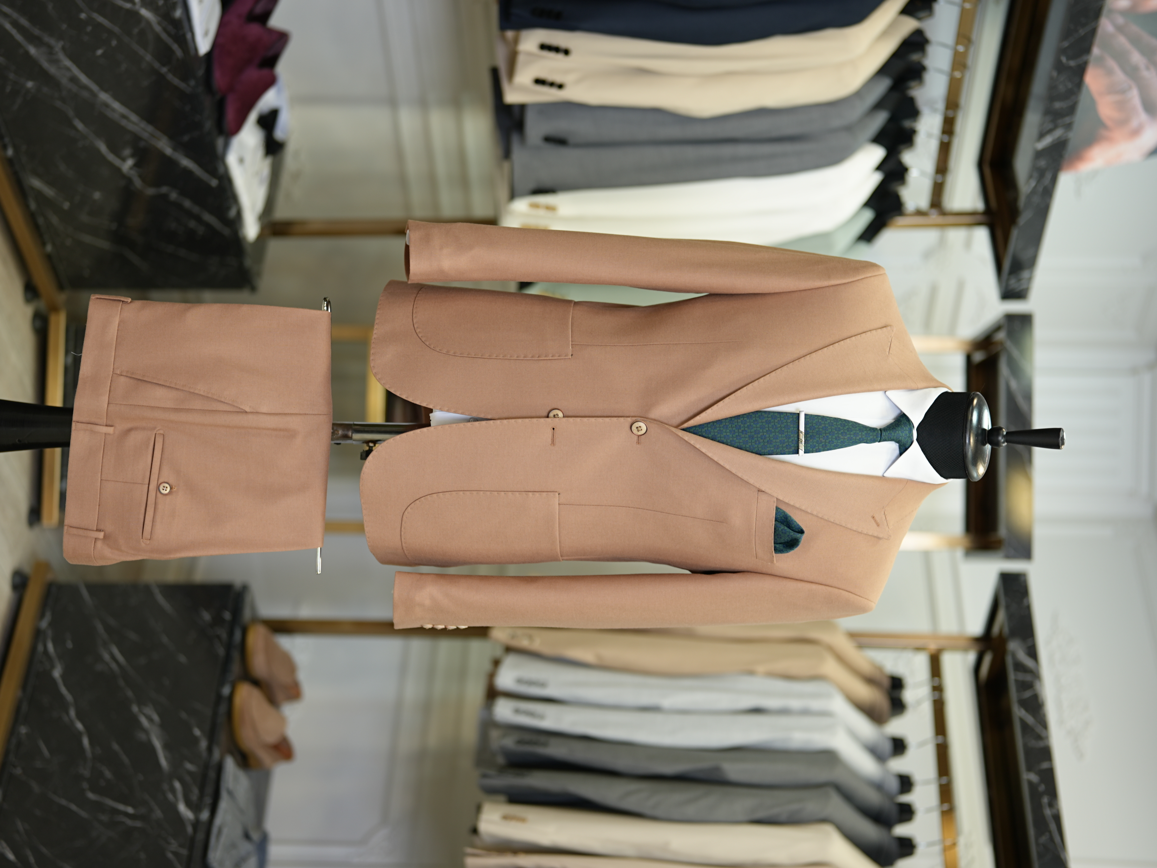 Abito da uomo slim fit in stile italiano slim fit con colletto a rondine di lusso, semifoderato, con tasche a marsupio - marrone chiaro