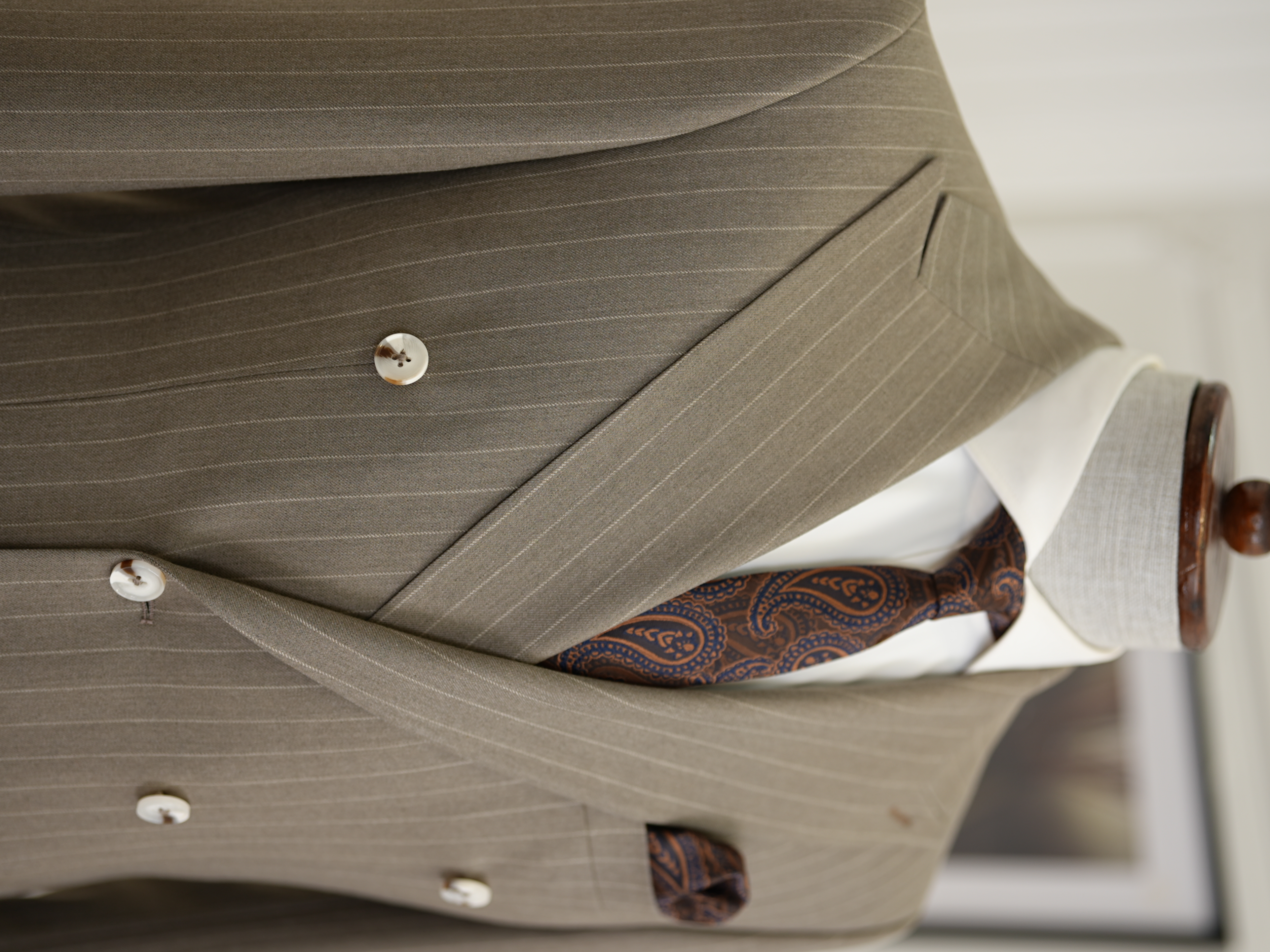 Premium Uomo Slim Fit stile italiano a righe doppio petto vestito-Caffè con latte