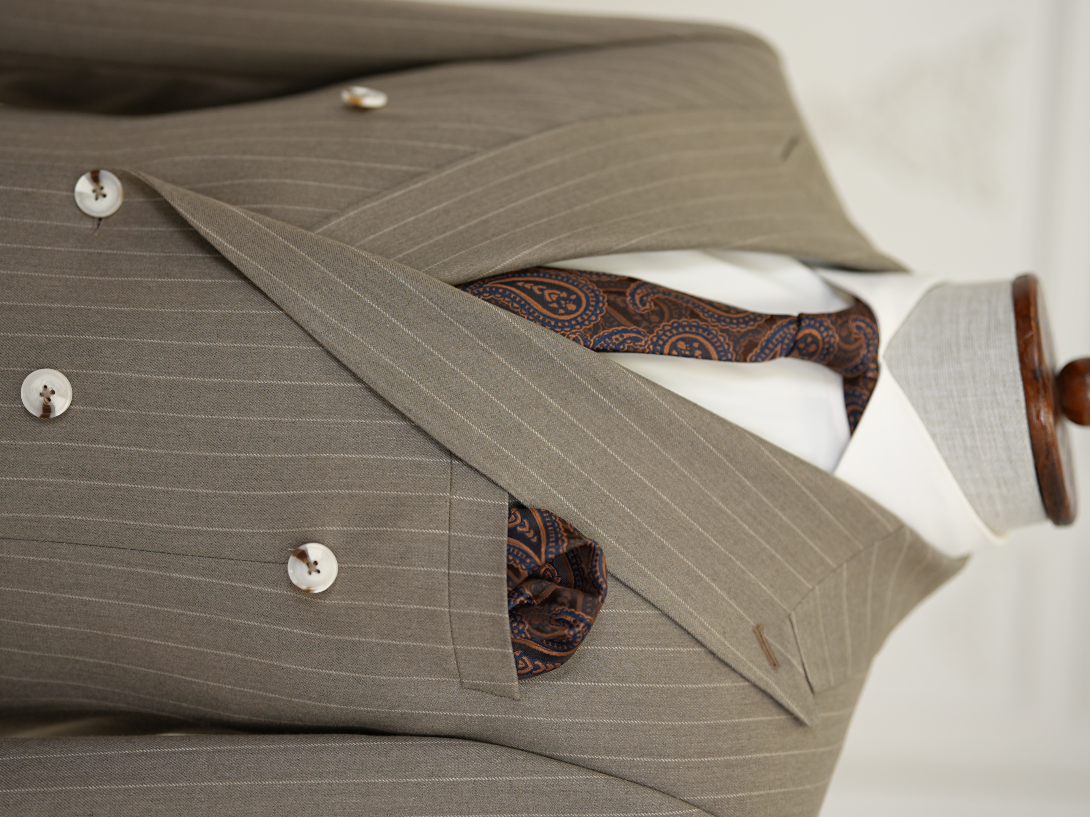 Premium Uomo Slim Fit stile italiano a righe doppio petto vestito-Caffè con latte