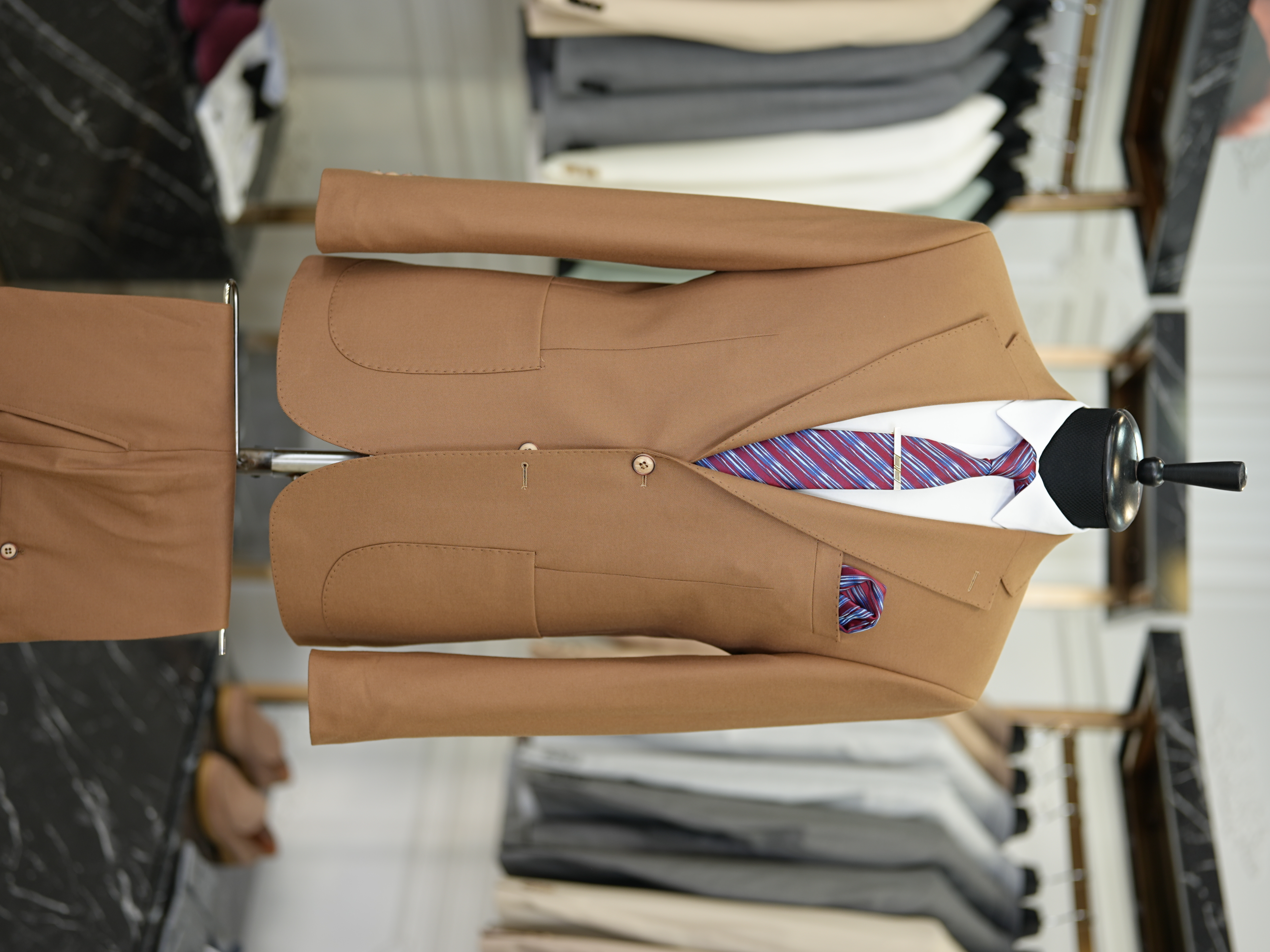 Abito da uomo slim fit in stile italiano slim fit con cucitura a punto e mezza fodera premium con tasche a borsa - Cammello