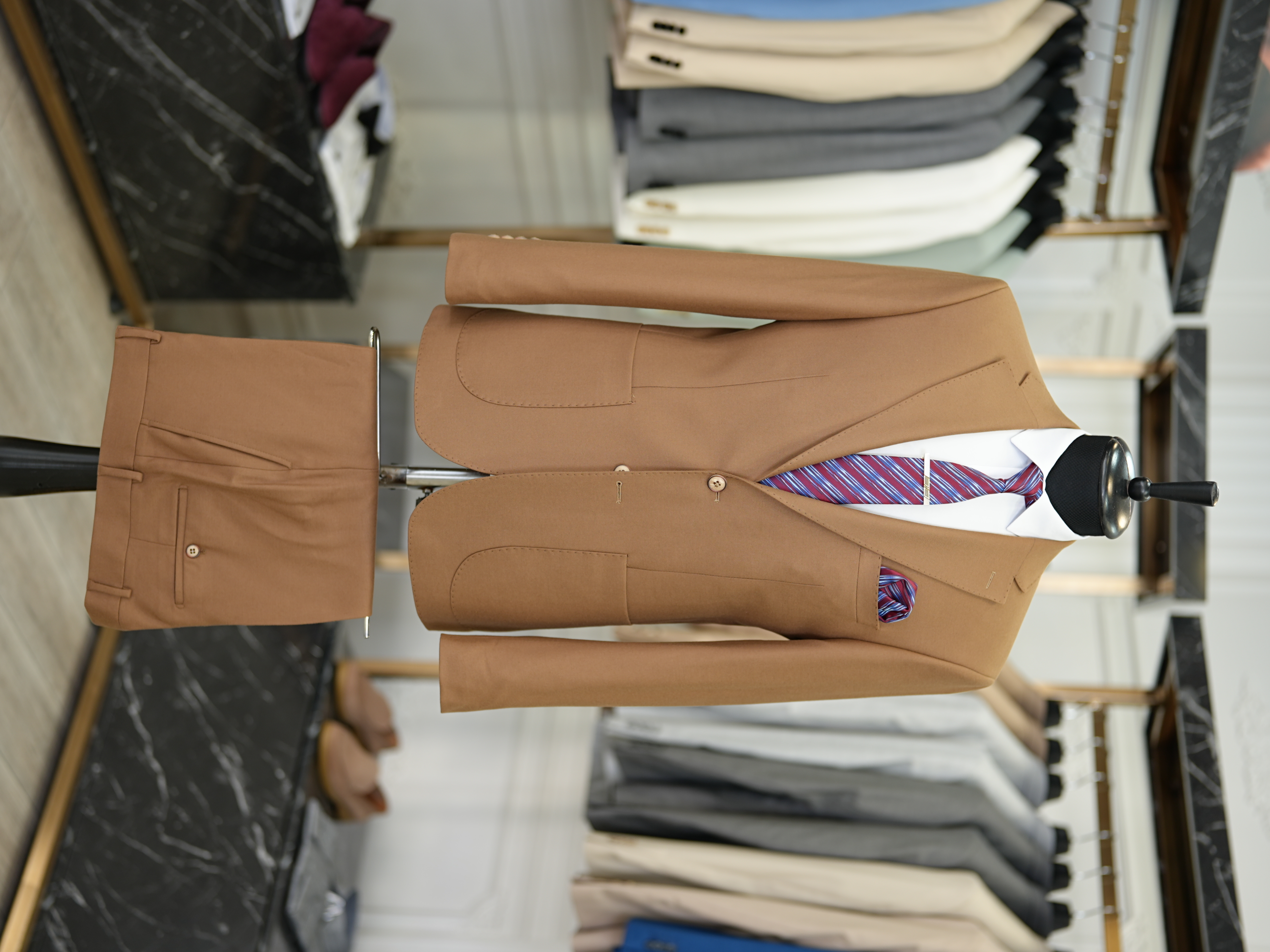 Abito da uomo slim fit in stile italiano slim fit con cucitura a punto e mezza fodera premium con tasche a borsa - Cammello