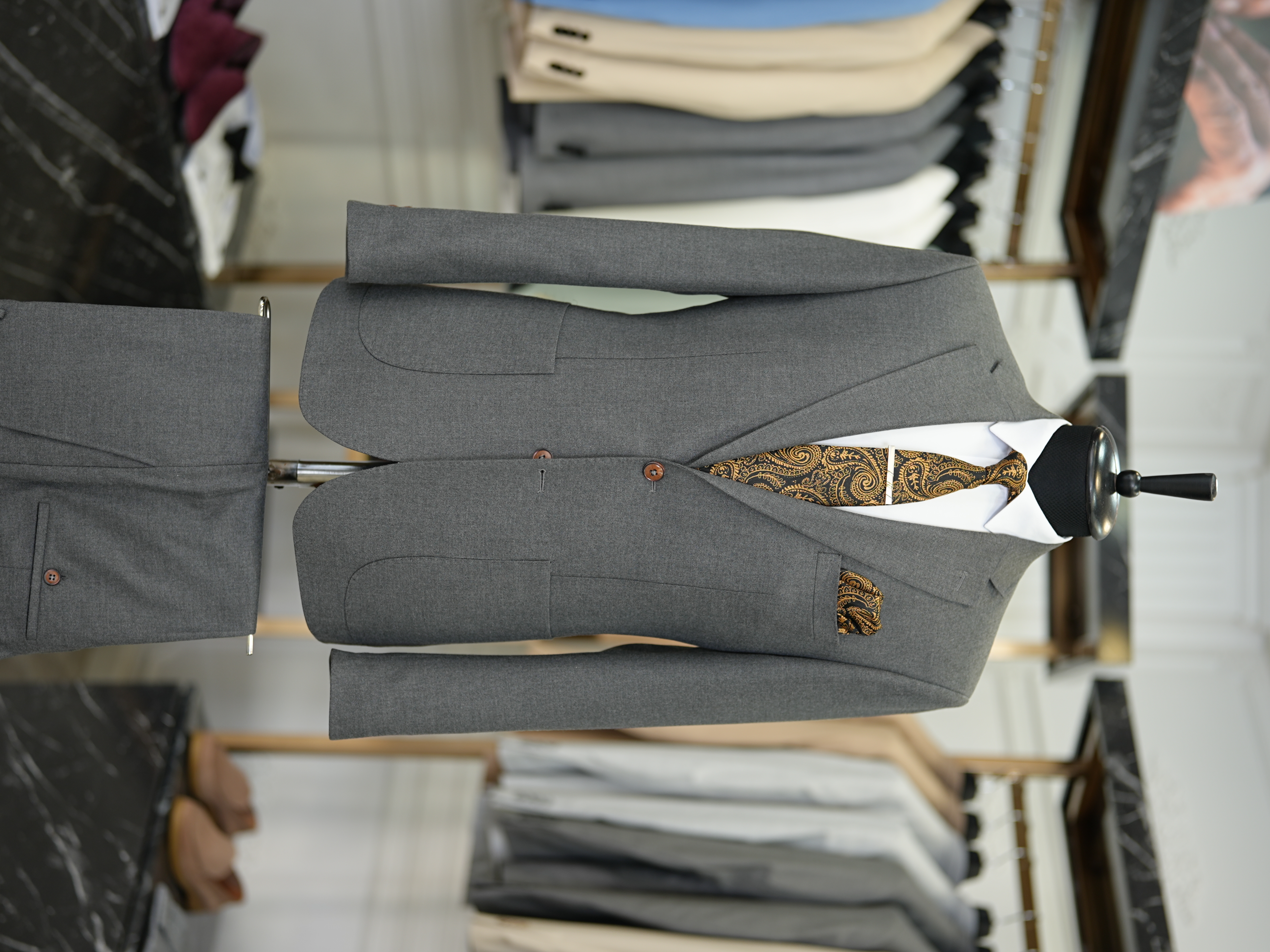 Abito da uomo slim fit in stile italiano slim fit con cucitura a punto premium semifoderato e con tasche a borsa - Fumè