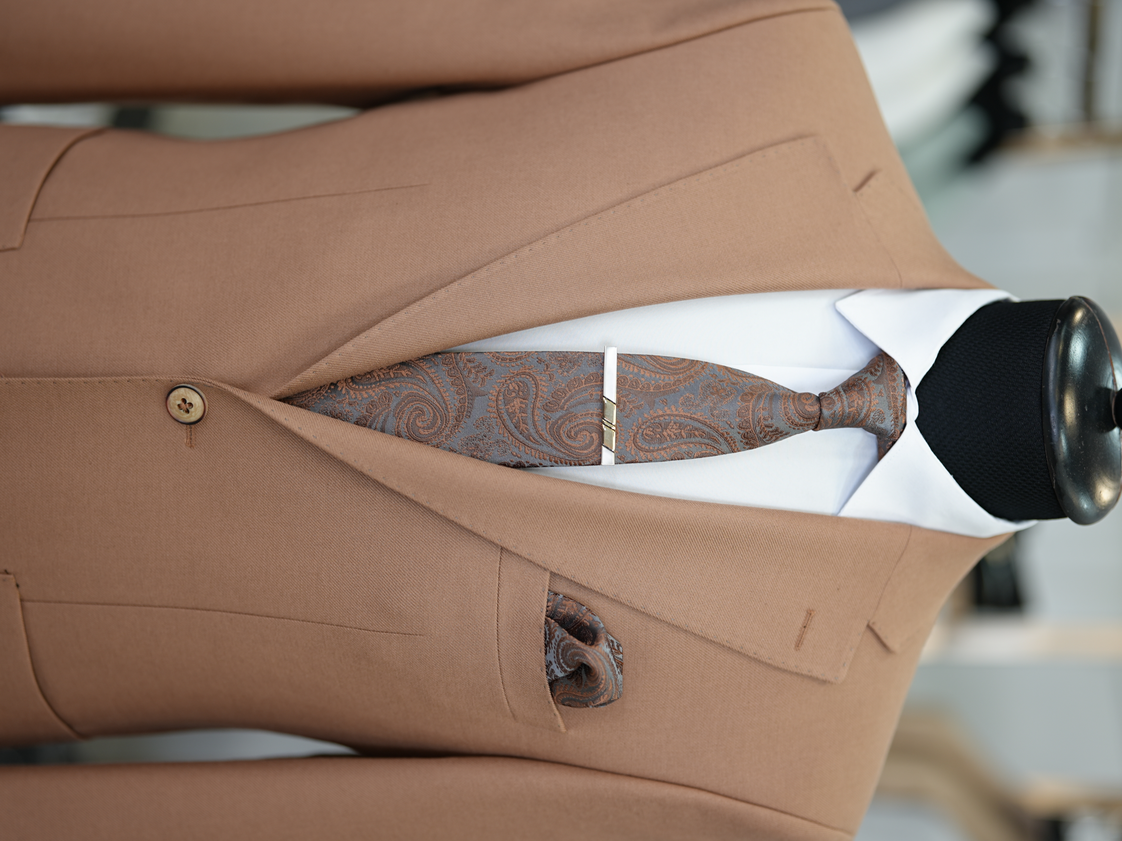 Abito da uomo slim fit in stile italiano slim fit con colletto monopunto premium semifoderato e tasche a borsa - Marrone chiaro