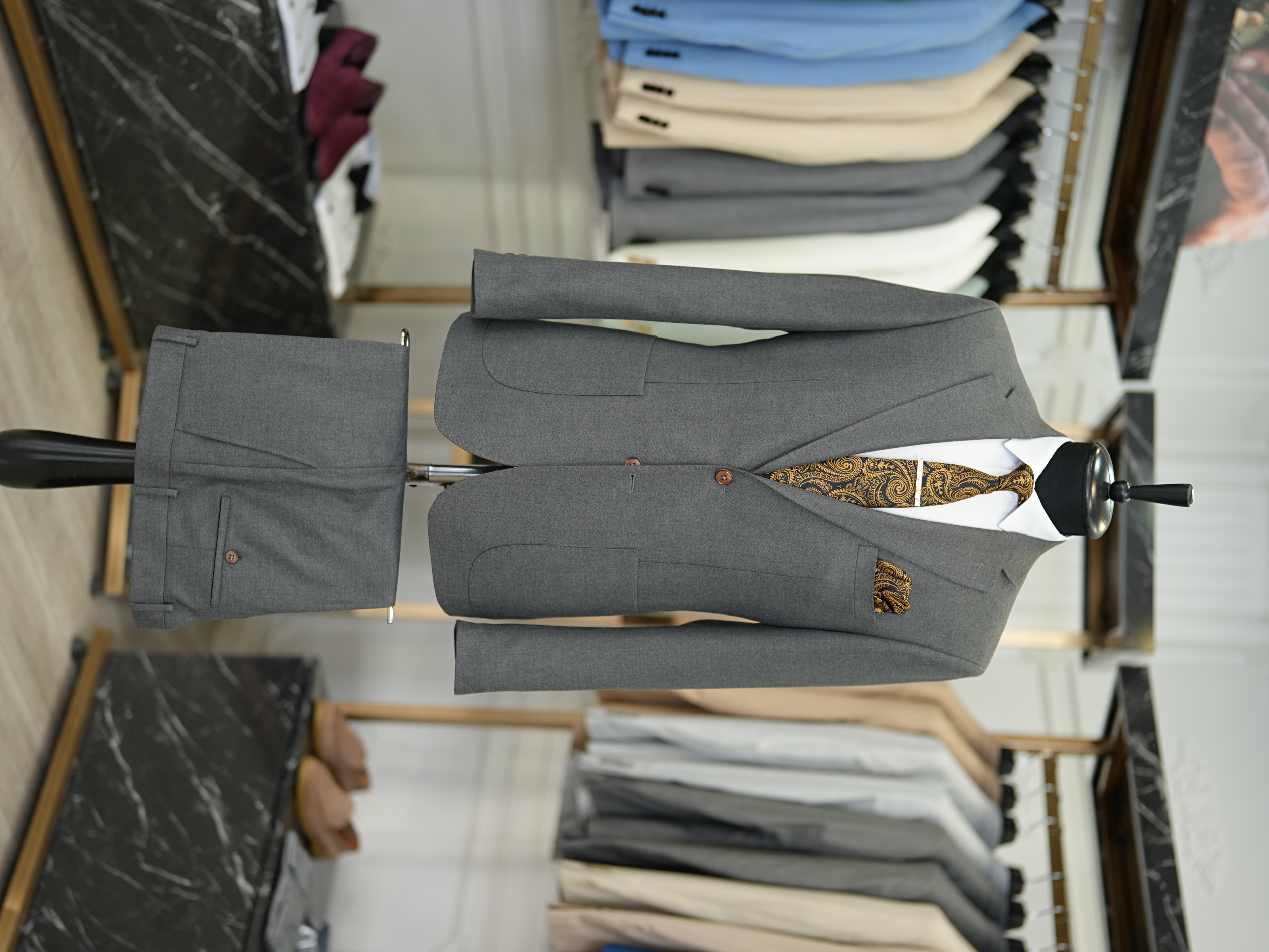 Abito da uomo slim fit in stile italiano slim fit con cucitura a punto premium semifoderato e con tasche a borsa - Fumè