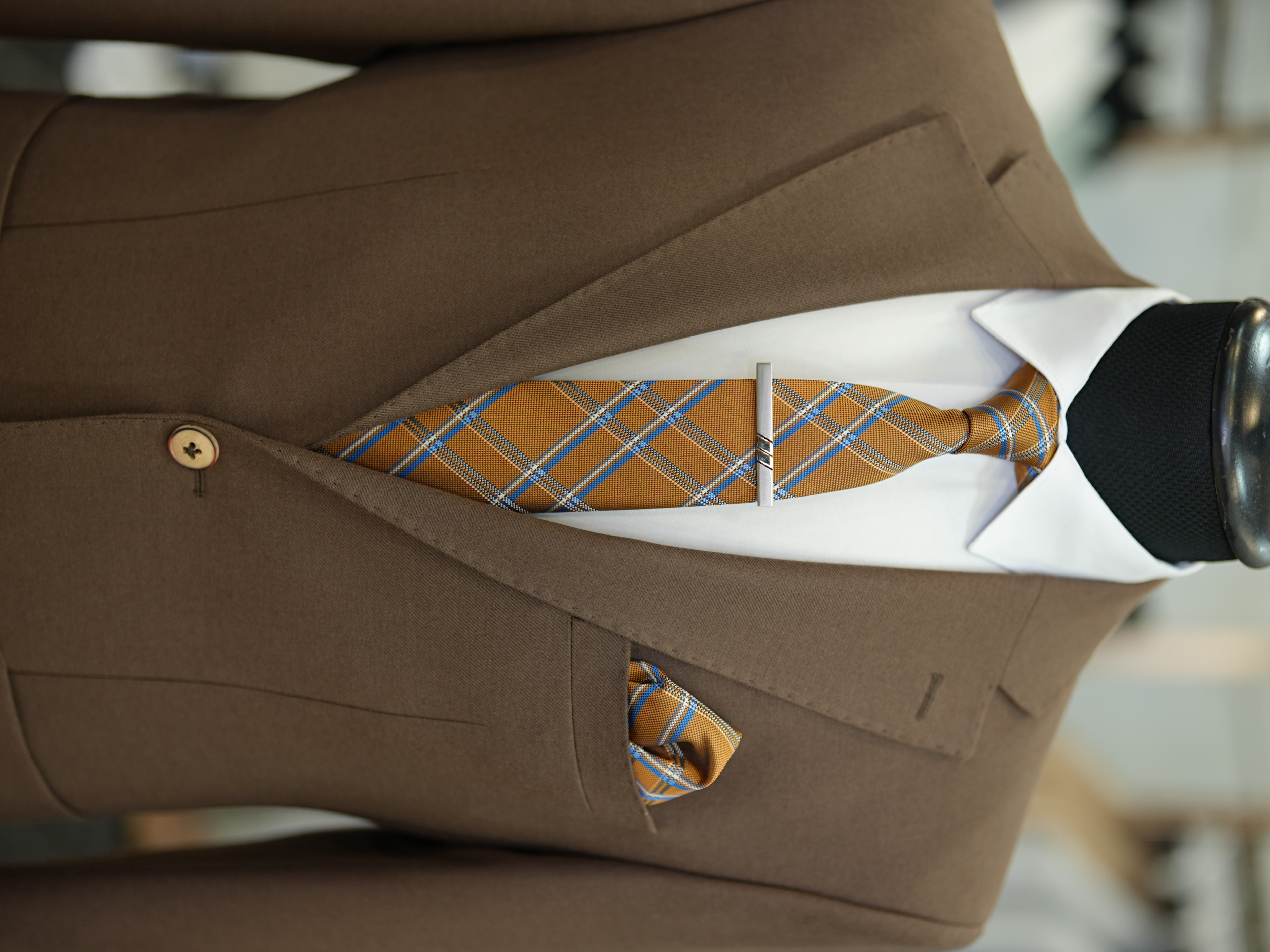 Abito da uomo slim fit in stile italiano slim fit con cucitura a punto e mezza fodera premium con tasche a borsa - Marrone