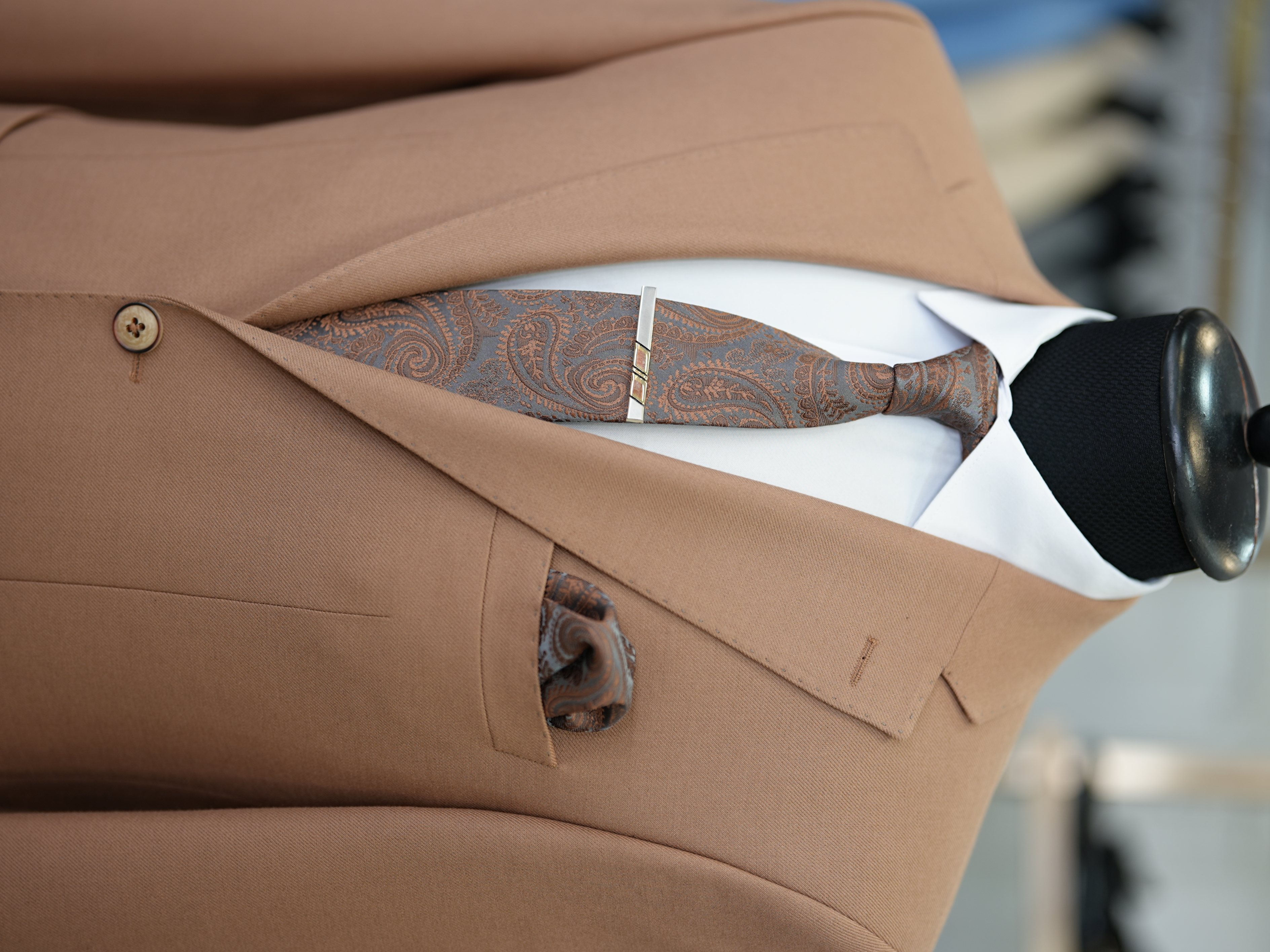 Abito da uomo slim fit in stile italiano slim fit con colletto monopunto premium semifoderato e tasche a borsa - Marrone chiaro