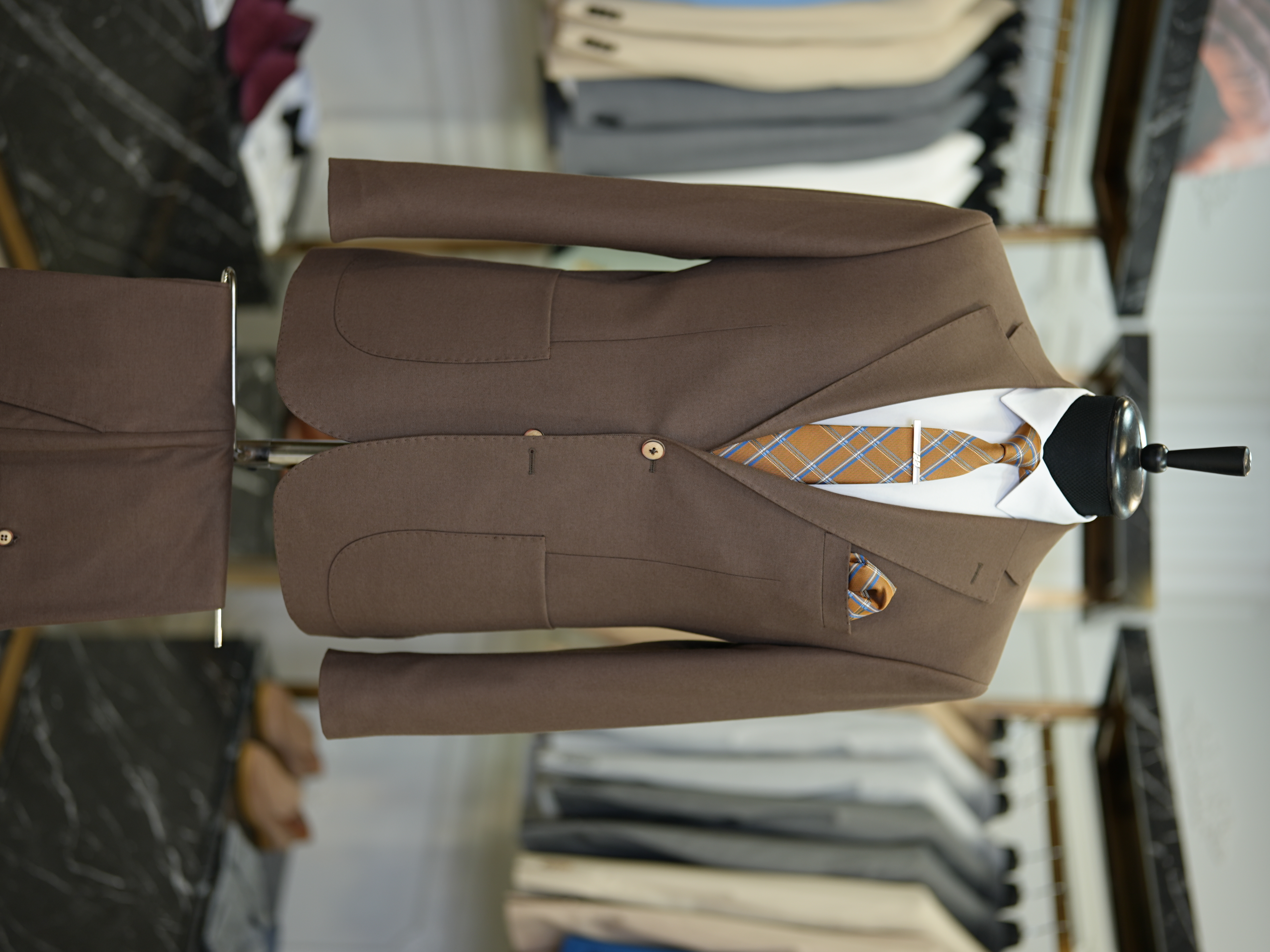 Abito da uomo slim fit in stile italiano slim fit con cucitura a punto e mezza fodera premium con tasche a borsa - Marrone