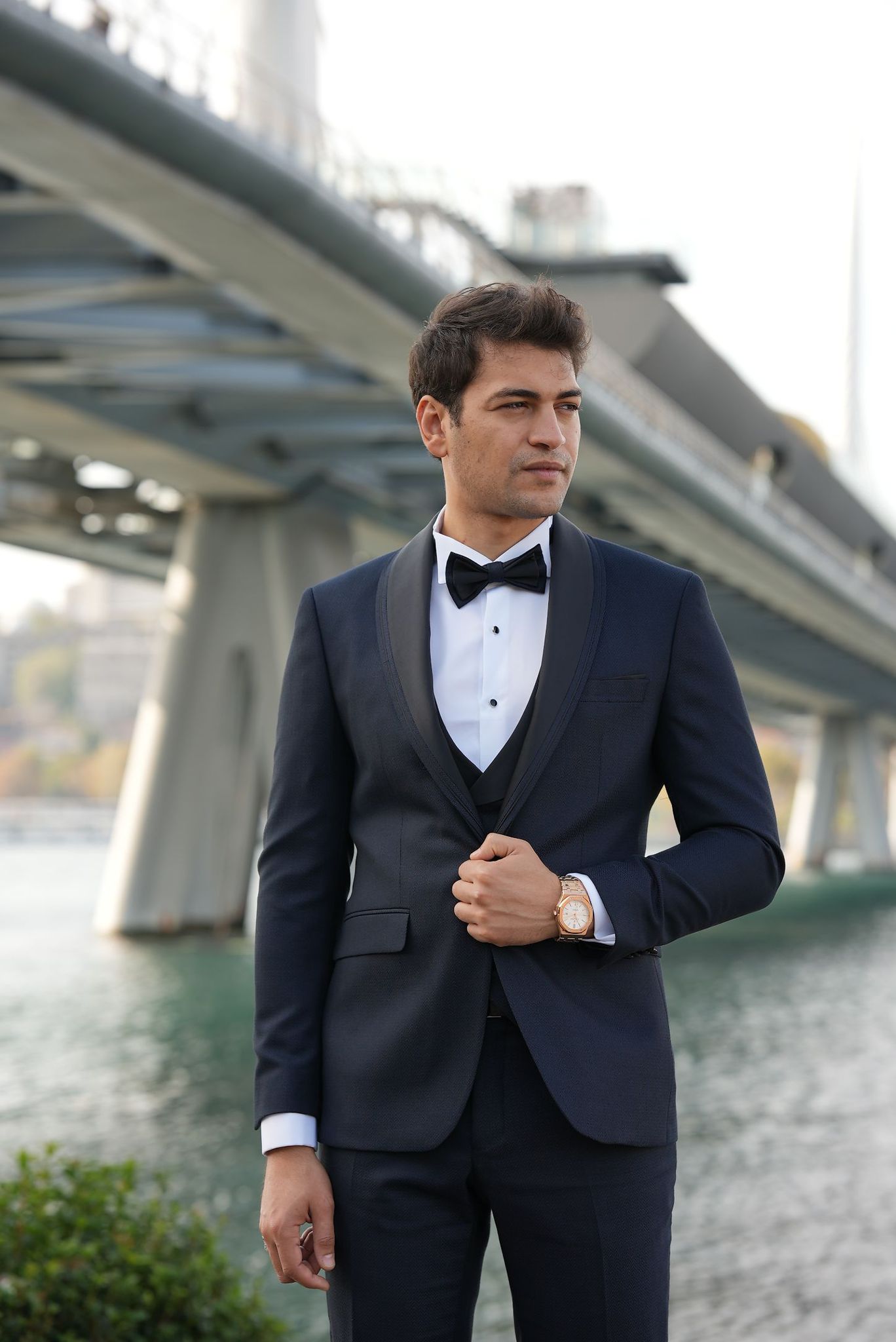 Abito da sposo slim fit giacca da smoking gilet pantaloni papillon - blu navy