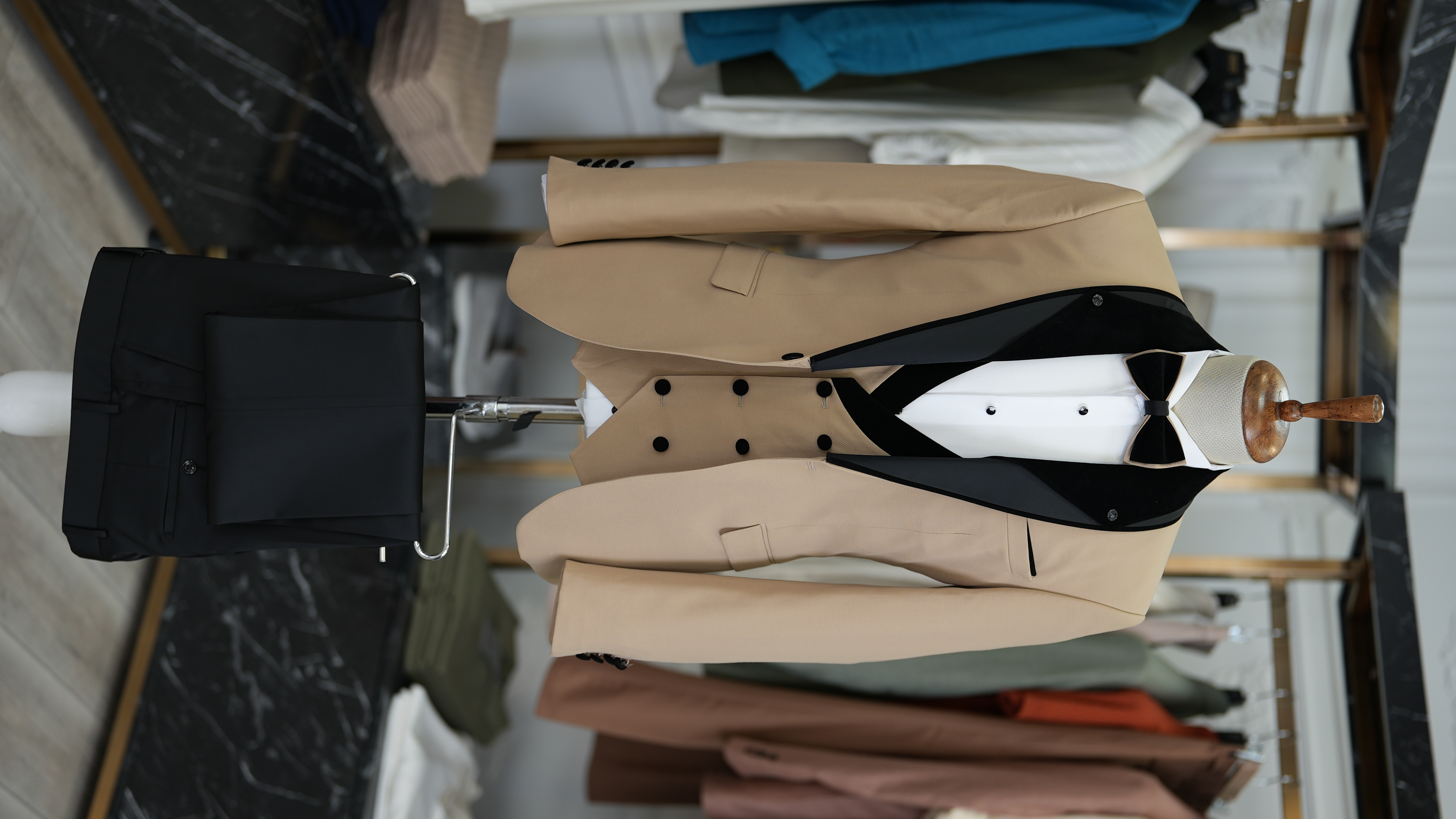Abito da smoking da sposo slim fit, giacca, gilet, pantaloni, papillon - Crema