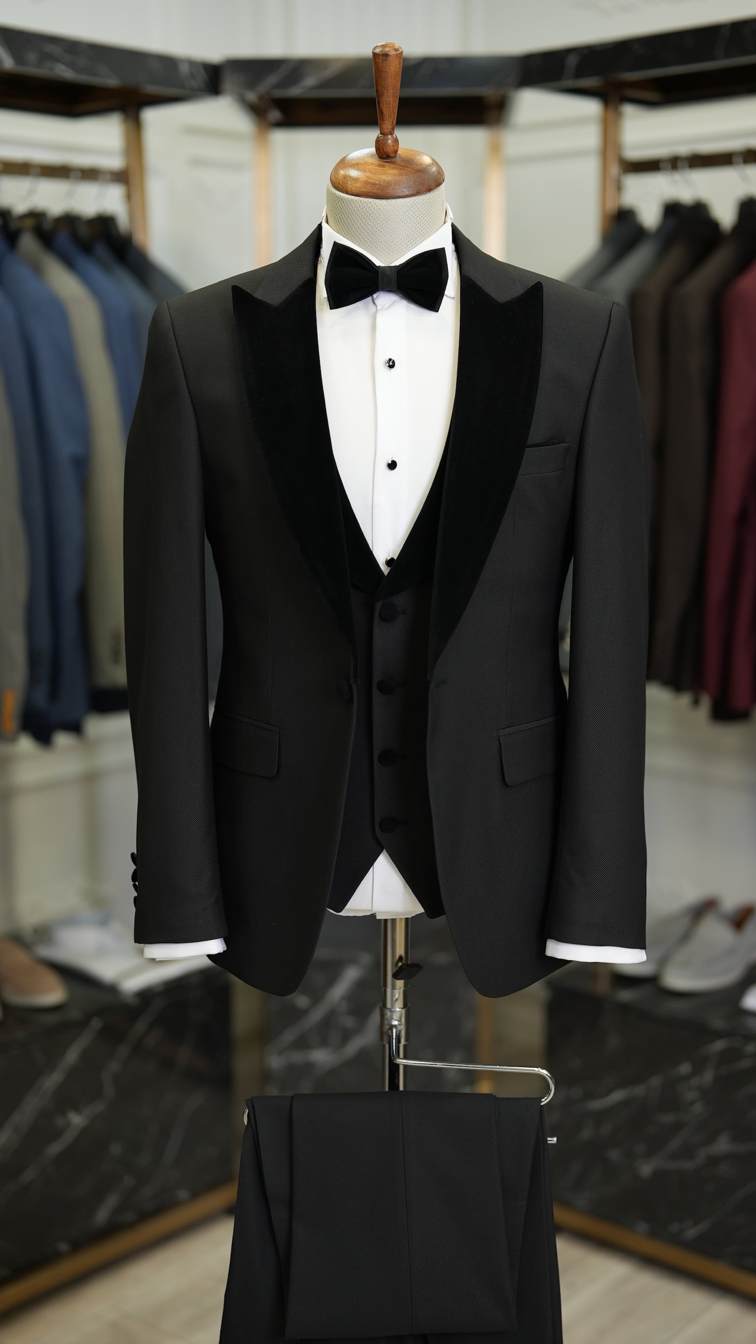 Abito da smoking da sposo slim fit, giacca, gilet, pantaloni, papillon - Nero