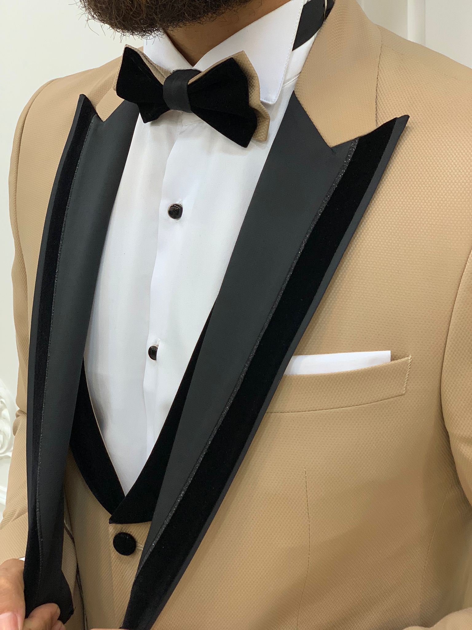 Abito da sposo da smoking slim fit, giacca, gilet, pantaloni, papillon - Crema
