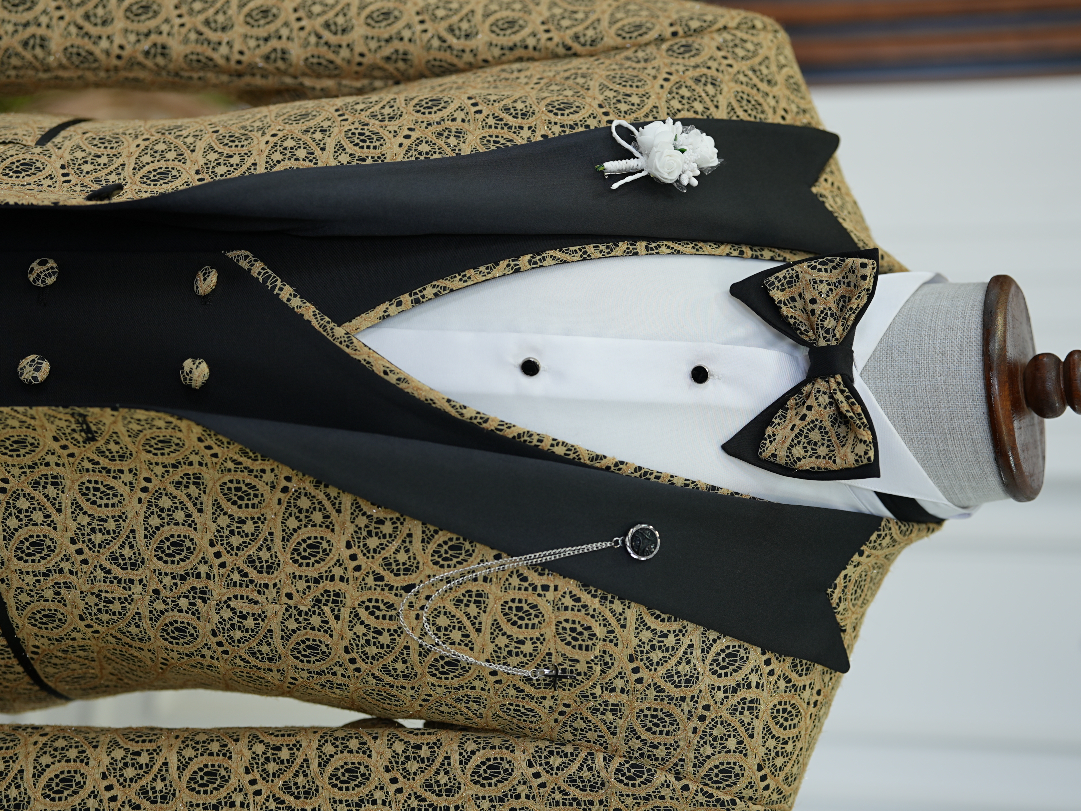 Abito da smoking slim fit, giacca, gilet, pantaloni, papillon - Giallo