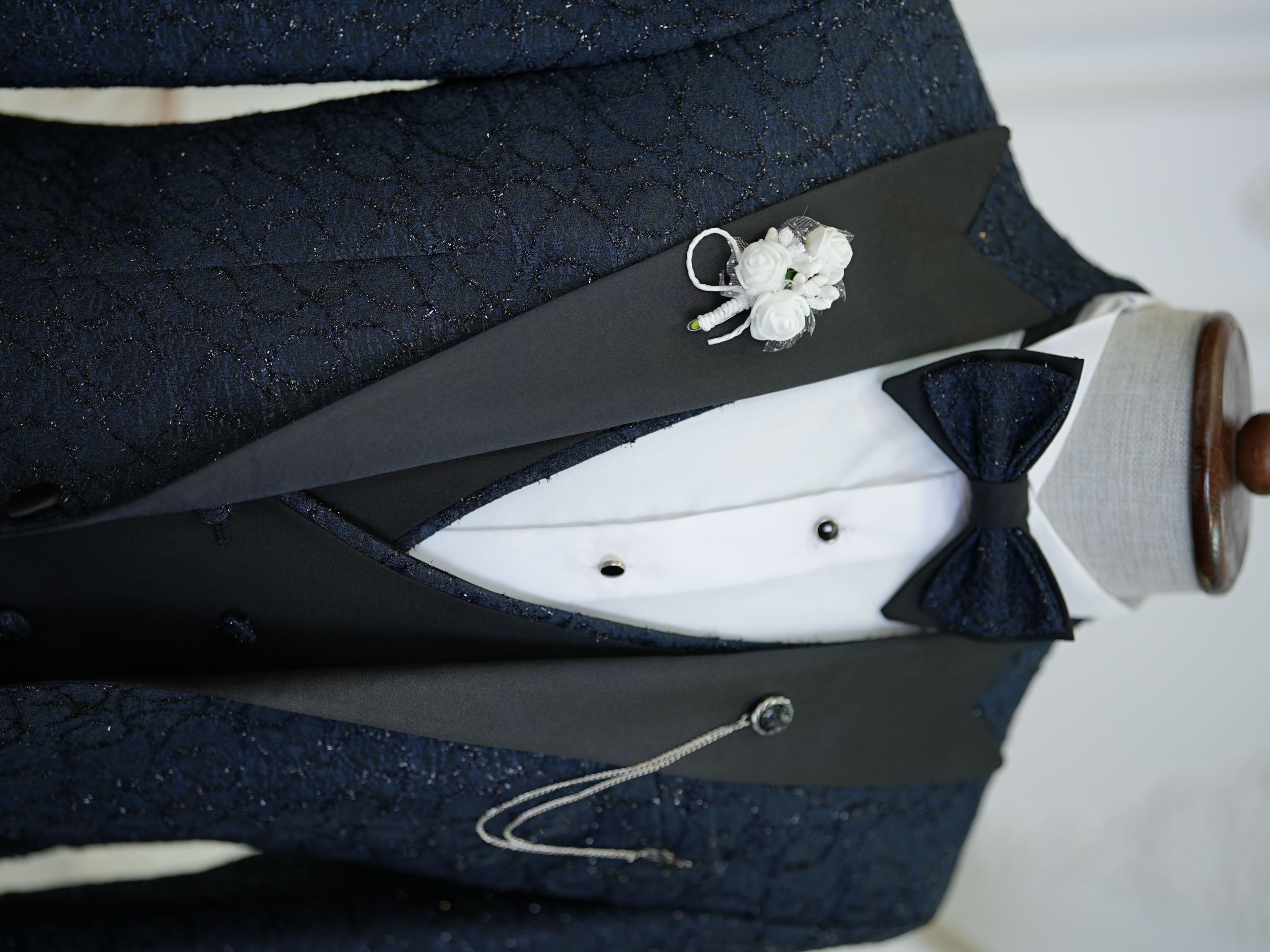 Abito da smoking da sposo slim fit, giacca, gilet, pantaloni, papillon - Blu navy