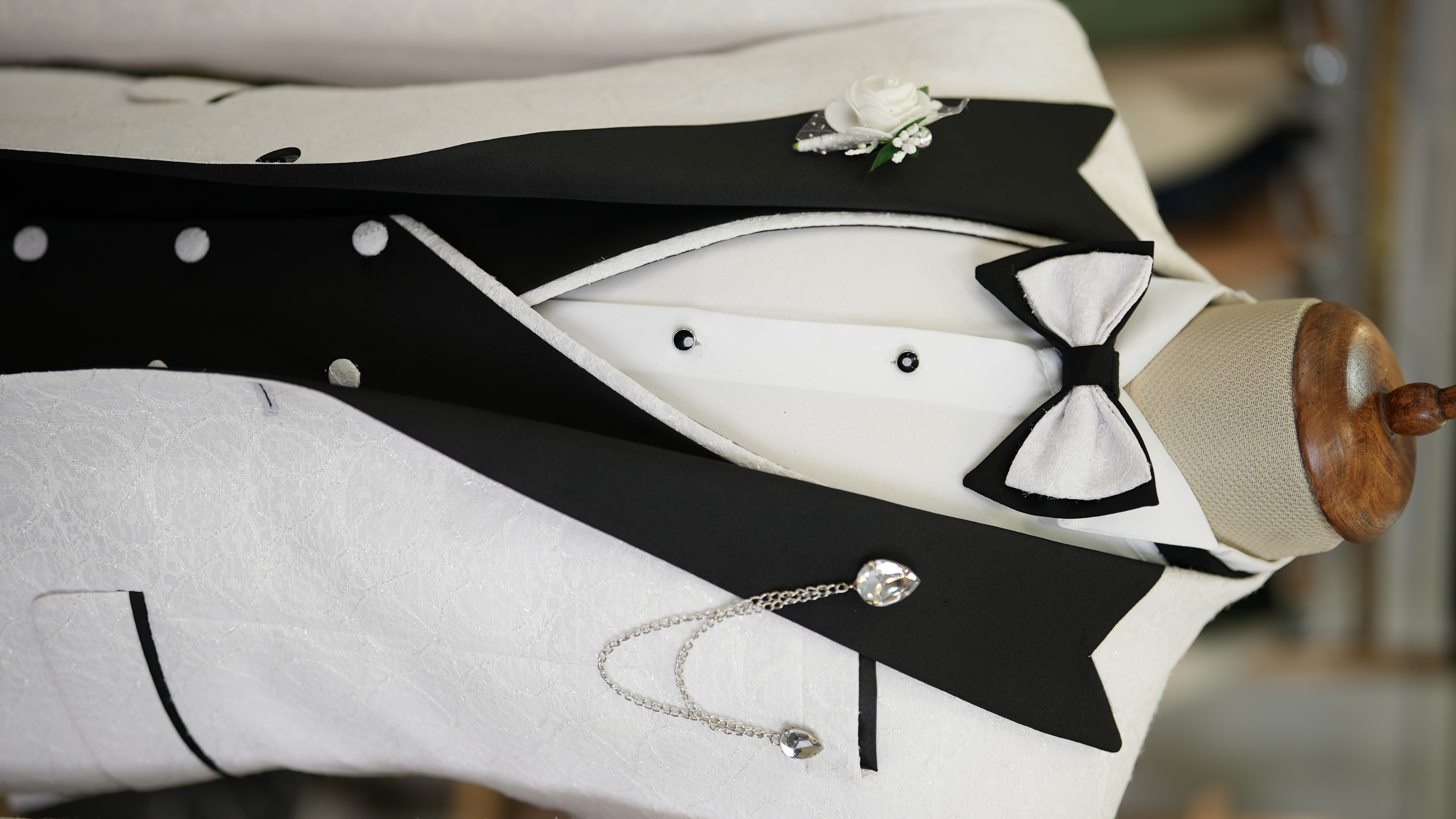 Abito da smoking slim fit, giacca, gilet, pantaloni, papillon - Bianco