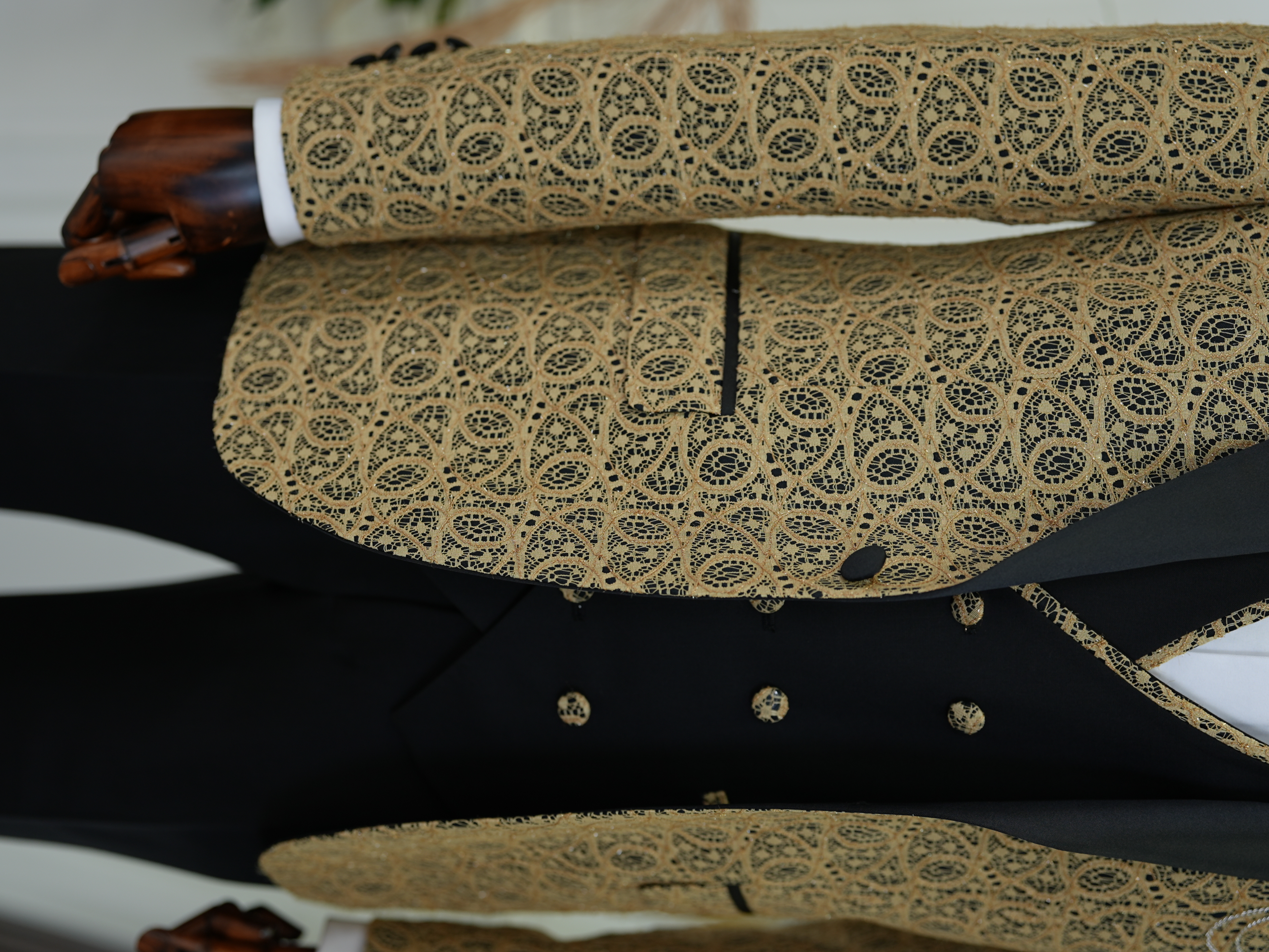 Abito da smoking slim fit, giacca, gilet, pantaloni, papillon - Giallo
