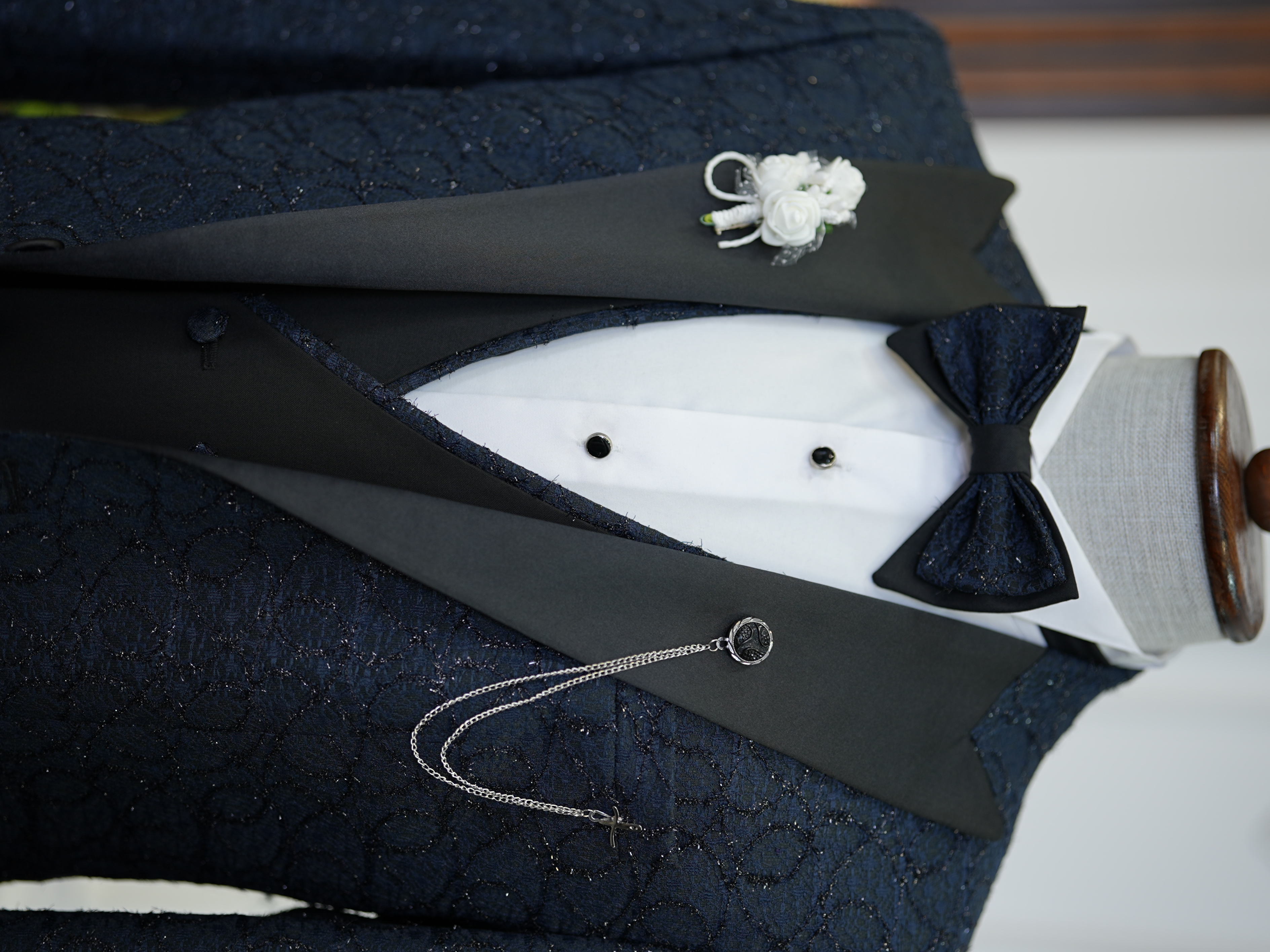 Abito da smoking da sposo slim fit, giacca, gilet, pantaloni, papillon - Blu navy