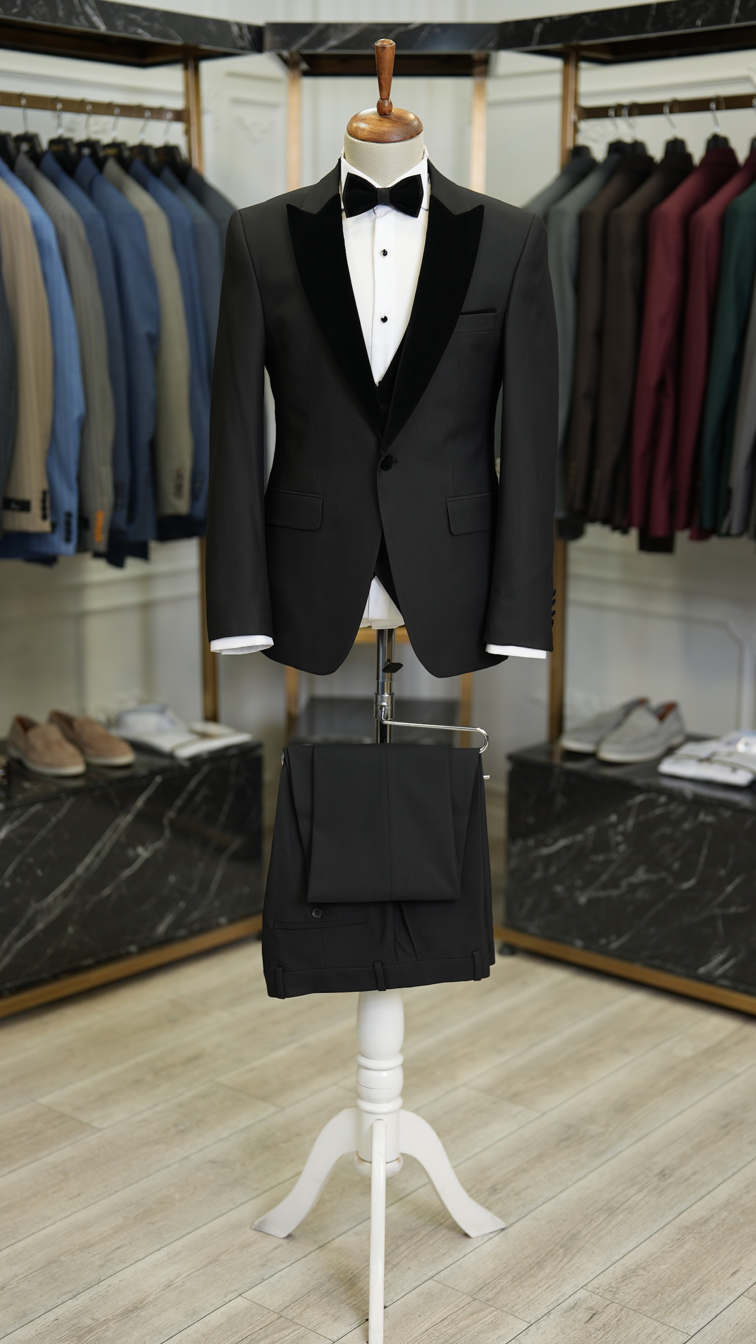 Abito da smoking da sposo slim fit, giacca, gilet, pantaloni, papillon - Nero