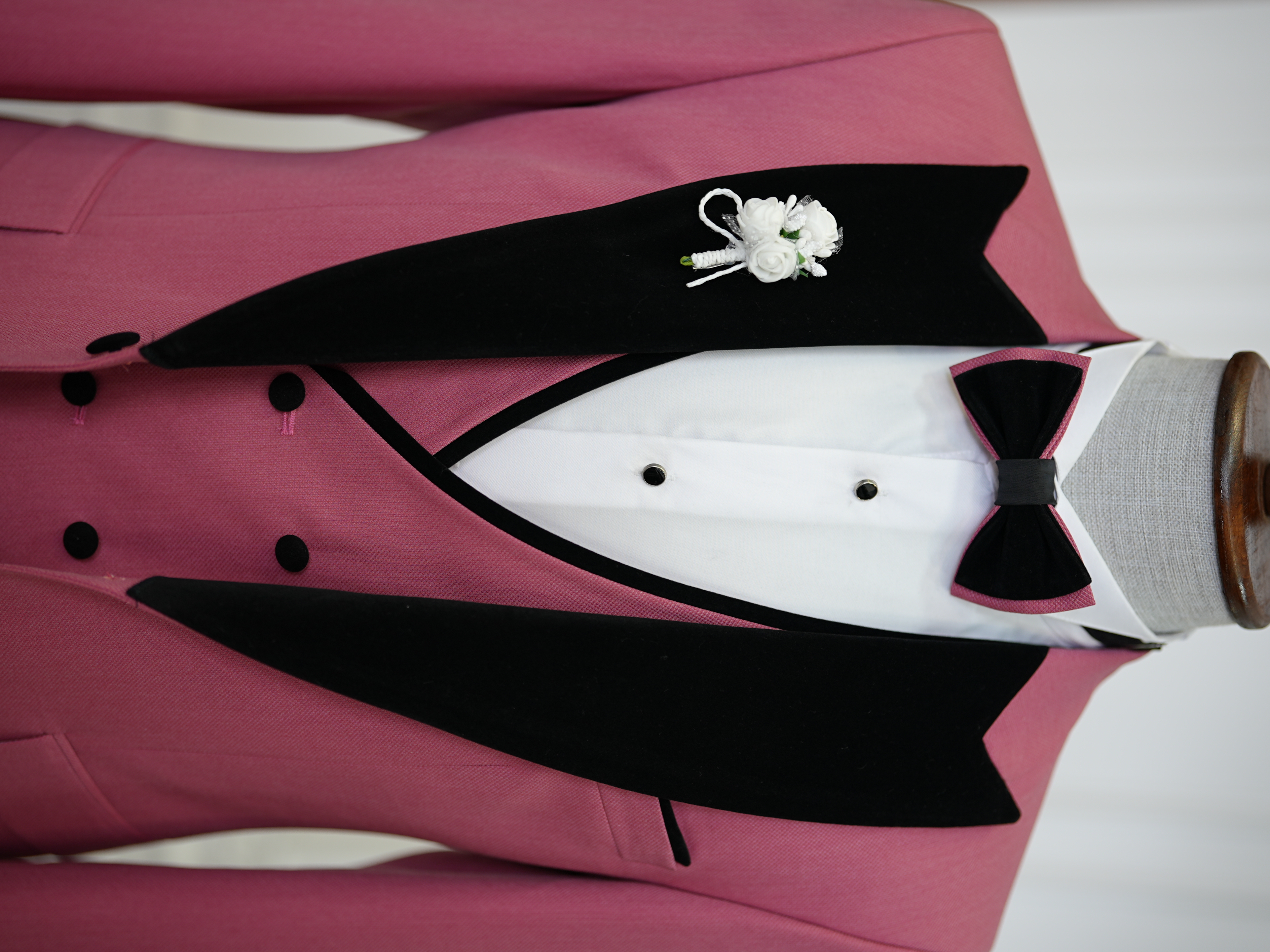 Abito da sposo smoking slim fit giacca gilet pantaloni papillon - rosa