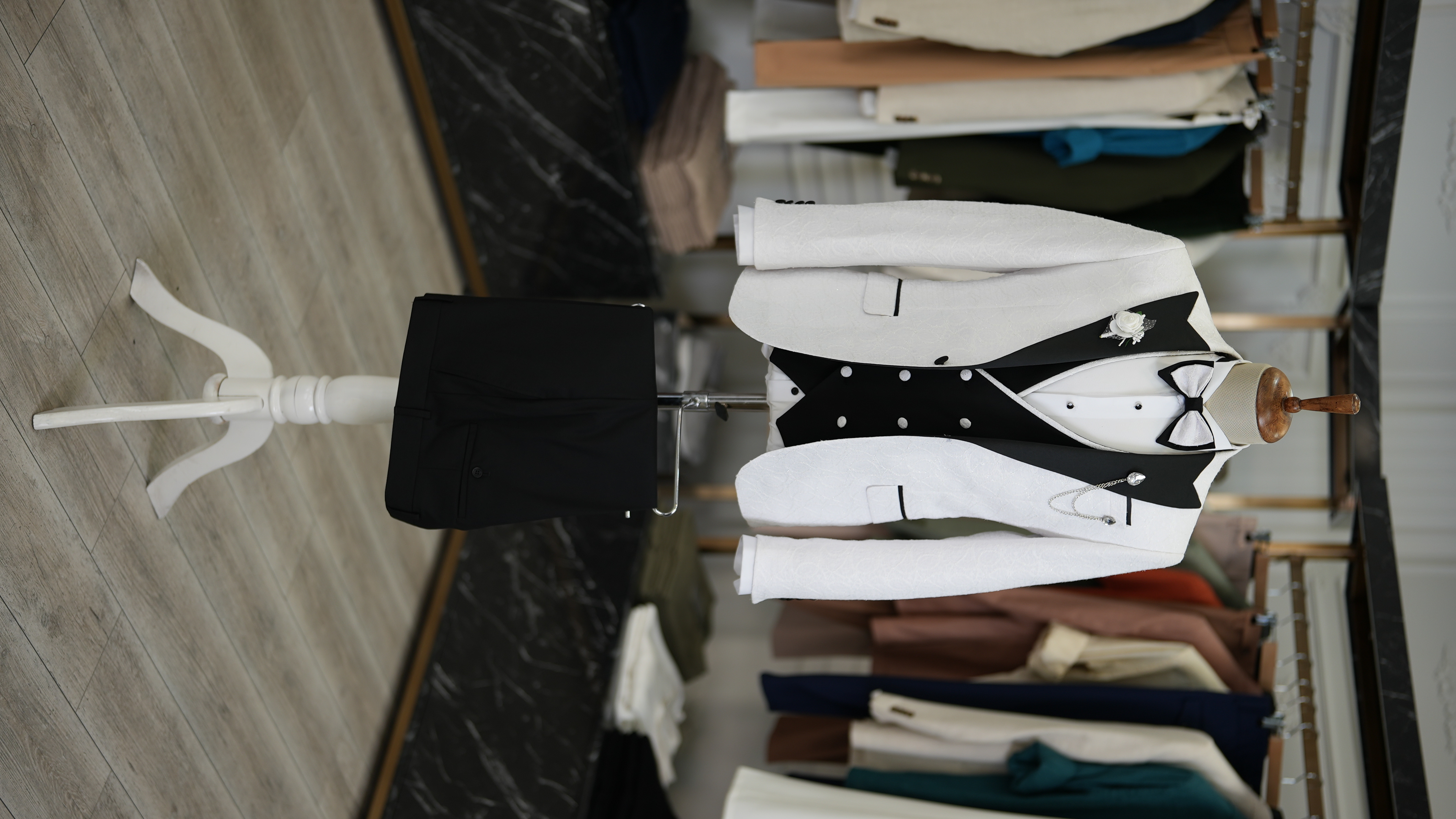 Abito da smoking slim fit, giacca, gilet, pantaloni, papillon - Bianco