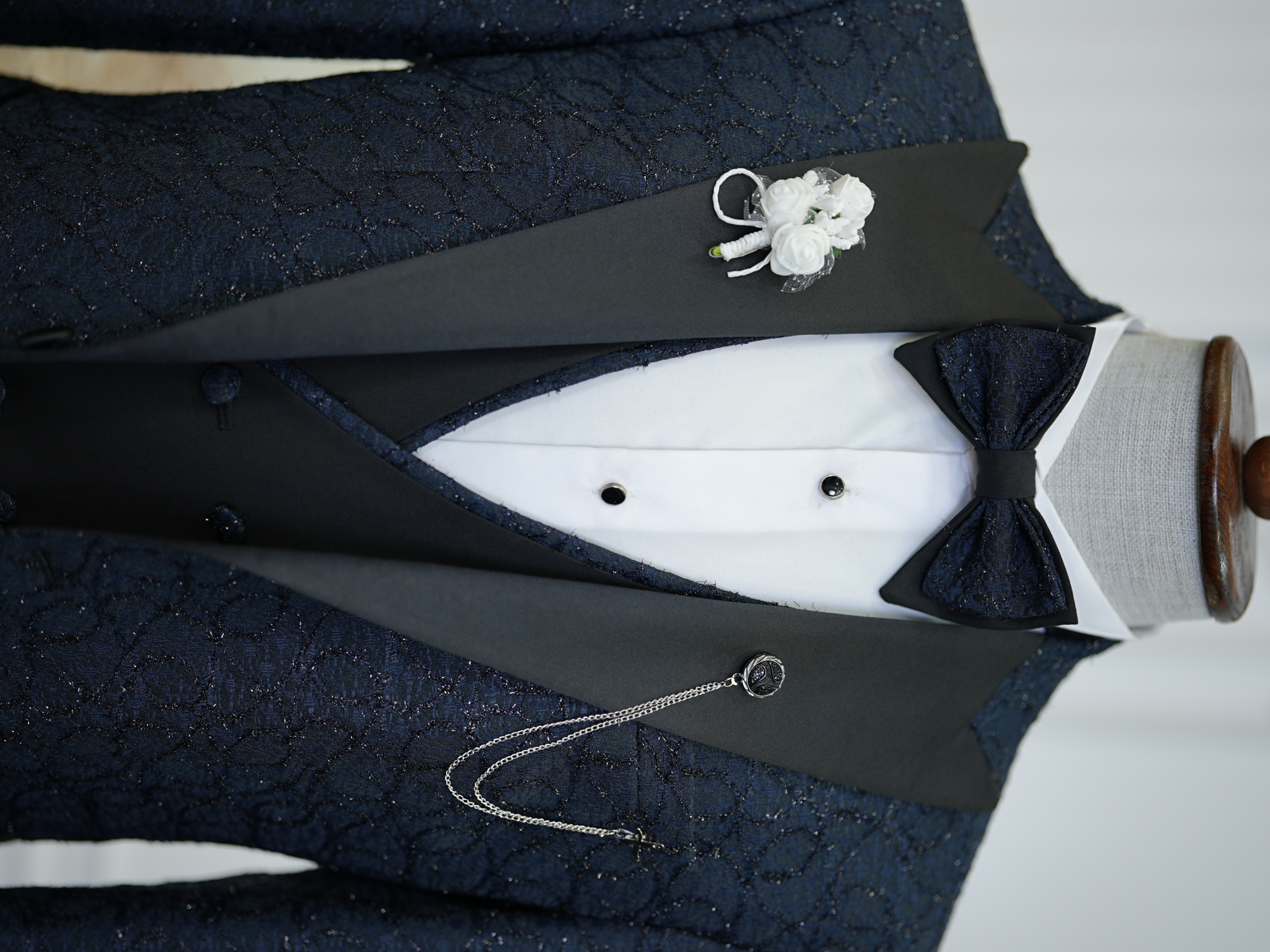 Abito da smoking da sposo slim fit, giacca, gilet, pantaloni, papillon - Blu navy
