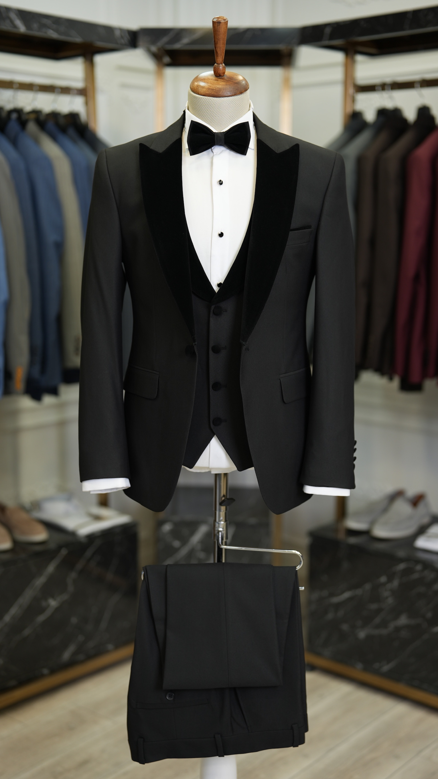 Abito da smoking da sposo slim fit, giacca, gilet, pantaloni, papillon - Nero