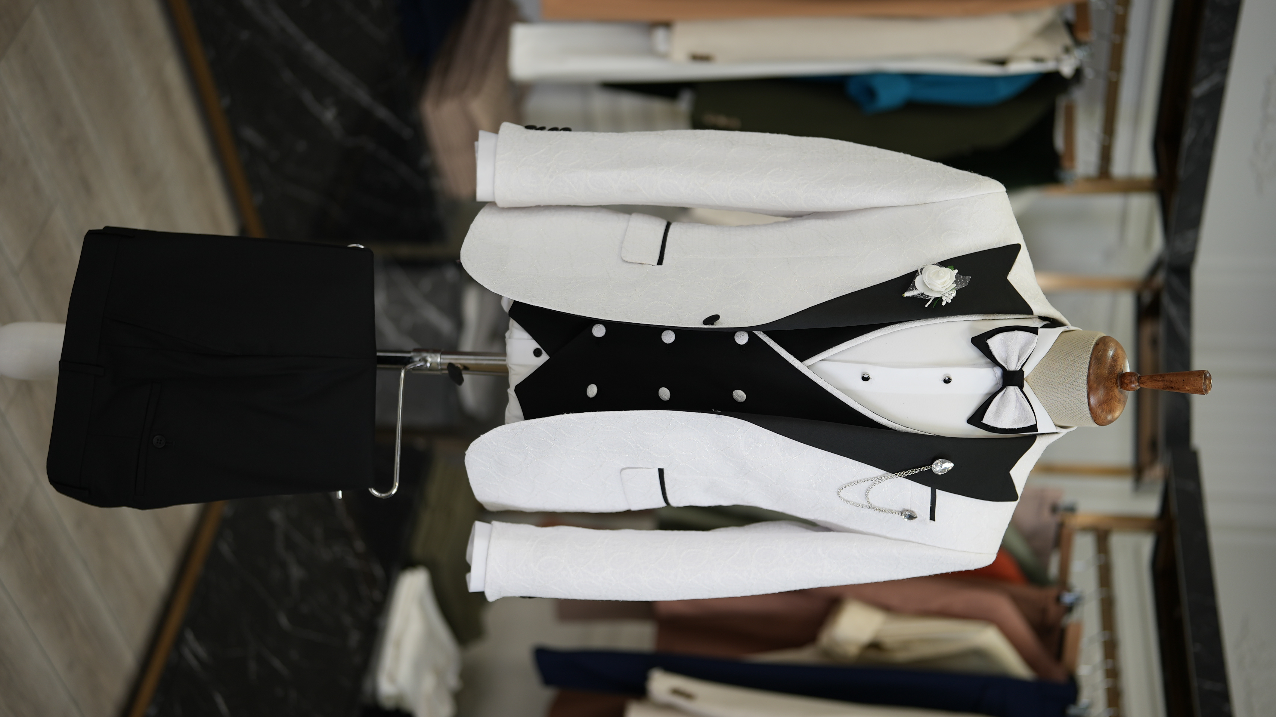 Abito da smoking slim fit, giacca, gilet, pantaloni, papillon - Bianco