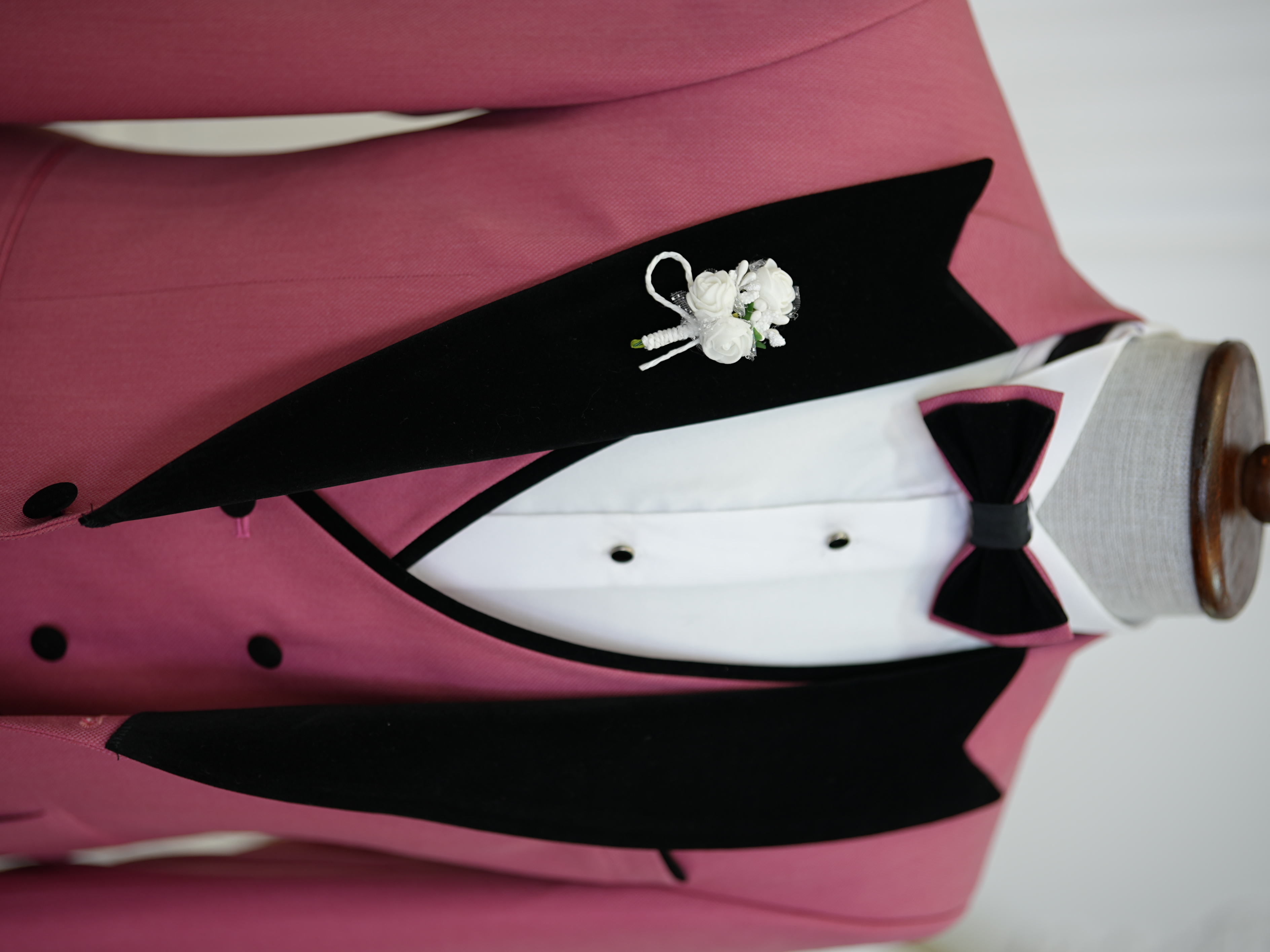 Abito da sposo smoking slim fit giacca gilet pantaloni papillon - rosa