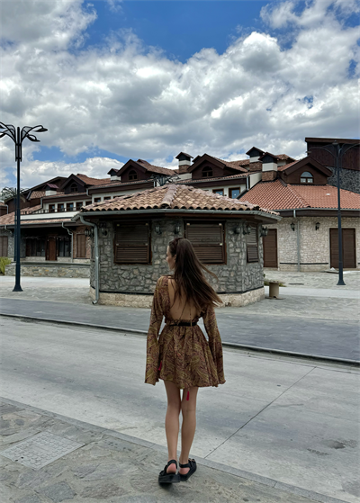 Liana Sırt Dekolteli Etnik Desenli Mini İpek Elbise 