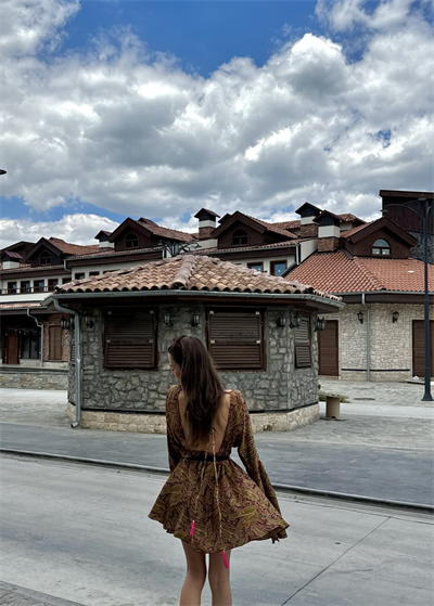 Liana Sırt Dekolteli Etnik Desenli Mini İpek Elbise 