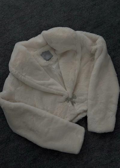 Peluş Broş Aksesuarlı Ekru Kürk 