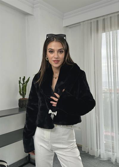 Peluş Broş Aksesuarlı Siyah Kürk 