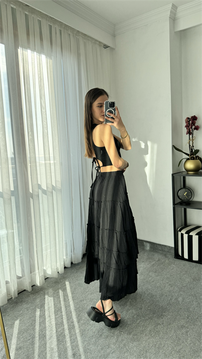 Siyah Fırfırlı Asimetrik Kesim Etek 