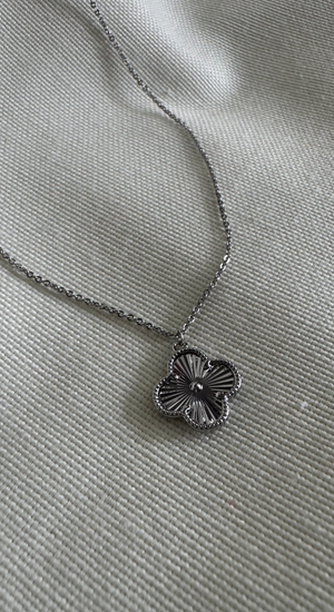 VK Modeli Çiçek Kolye