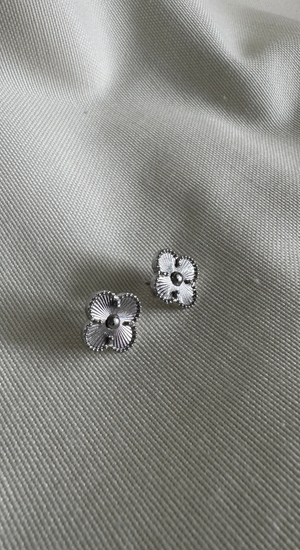 VK Modeli Çiçek Küpe