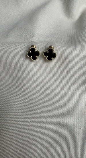 VK Modeli Yonca Siyah Küpe